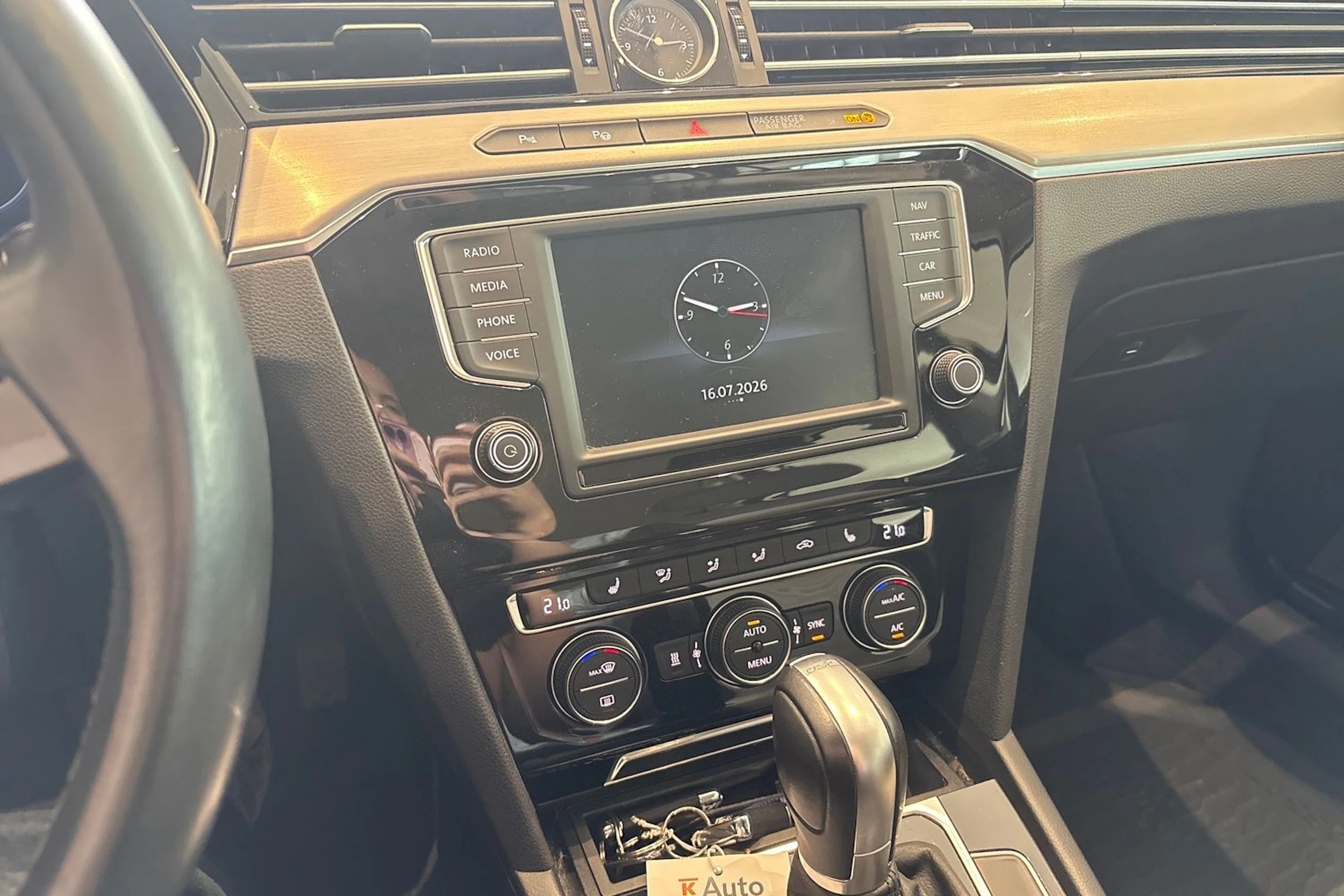 ruskea (beige) Volkswagen Passat 2017 kuva 13.