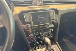 ruskea (beige) Volkswagen Passat 2017 kuva 13.