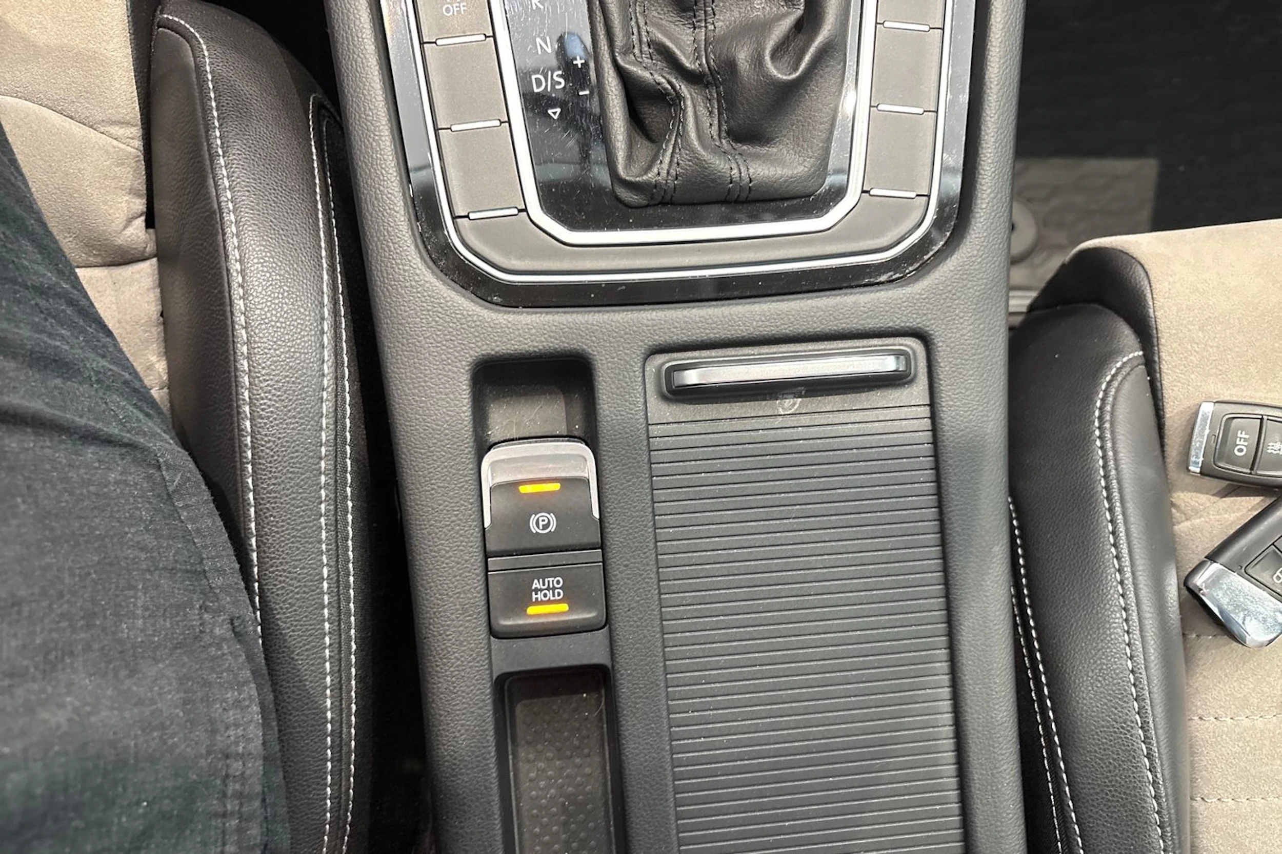 ruskea (beige) Volkswagen Passat 2017 kuva 15.
