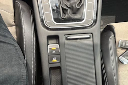 ruskea (beige) Volkswagen Passat 2017 kuva 15.