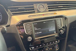 ruskea (beige) Volkswagen Passat 2017 kuva 16.