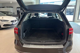 ruskea (beige) Volkswagen Passat 2017 kuva 18.