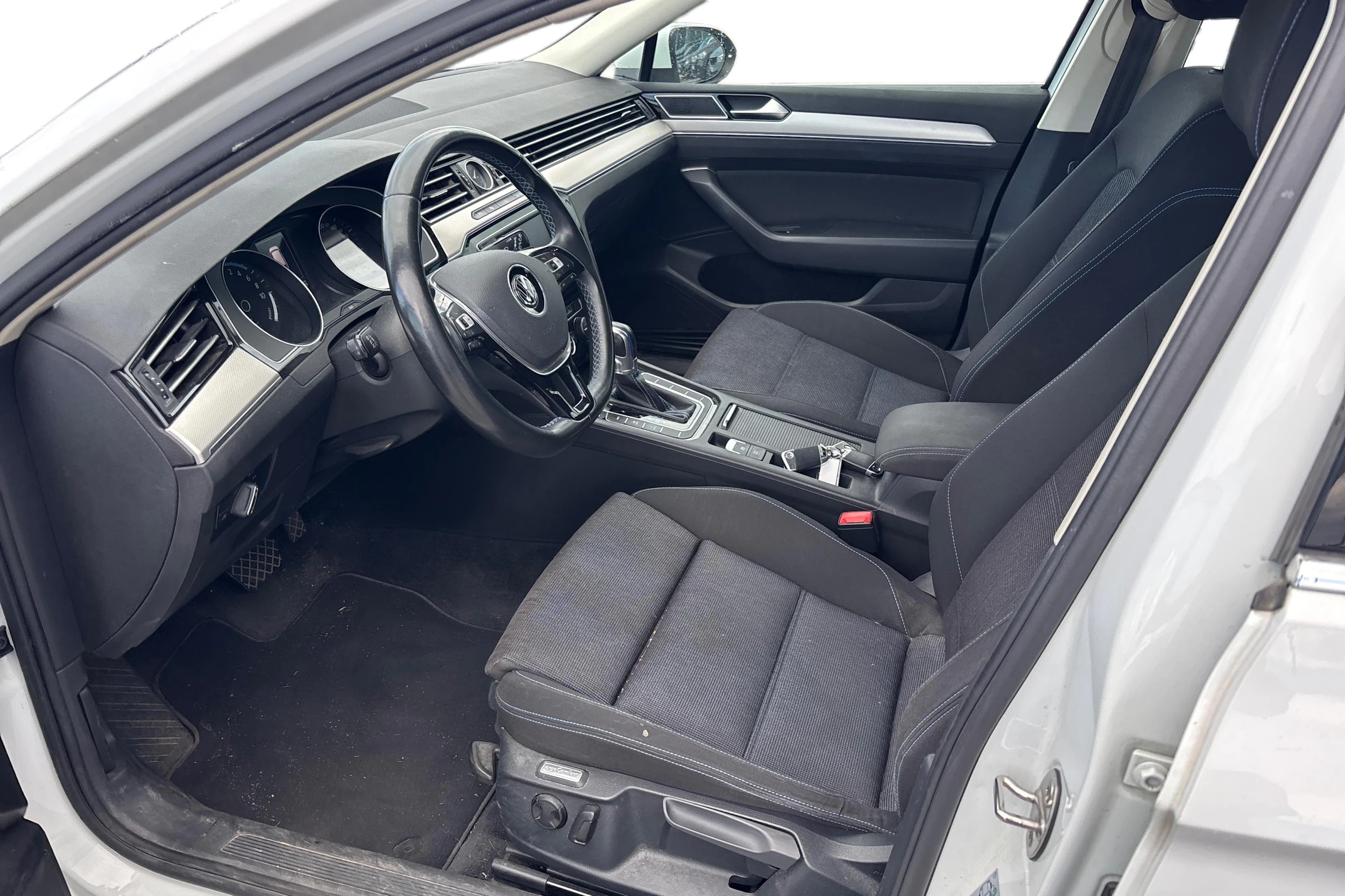 valkoinen Volkswagen Passat 2017 kuva 3.