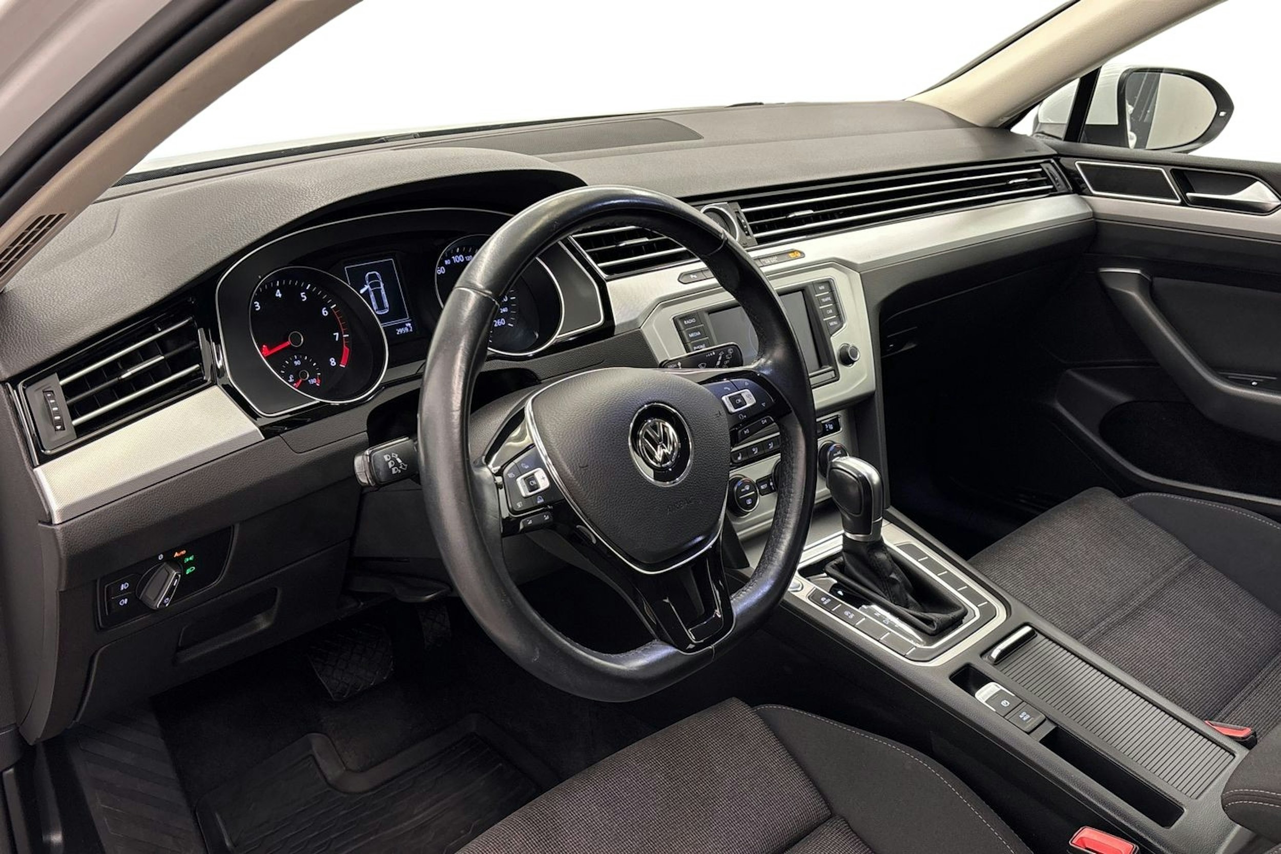 valkoinen Volkswagen Passat 2017 kuva 7.