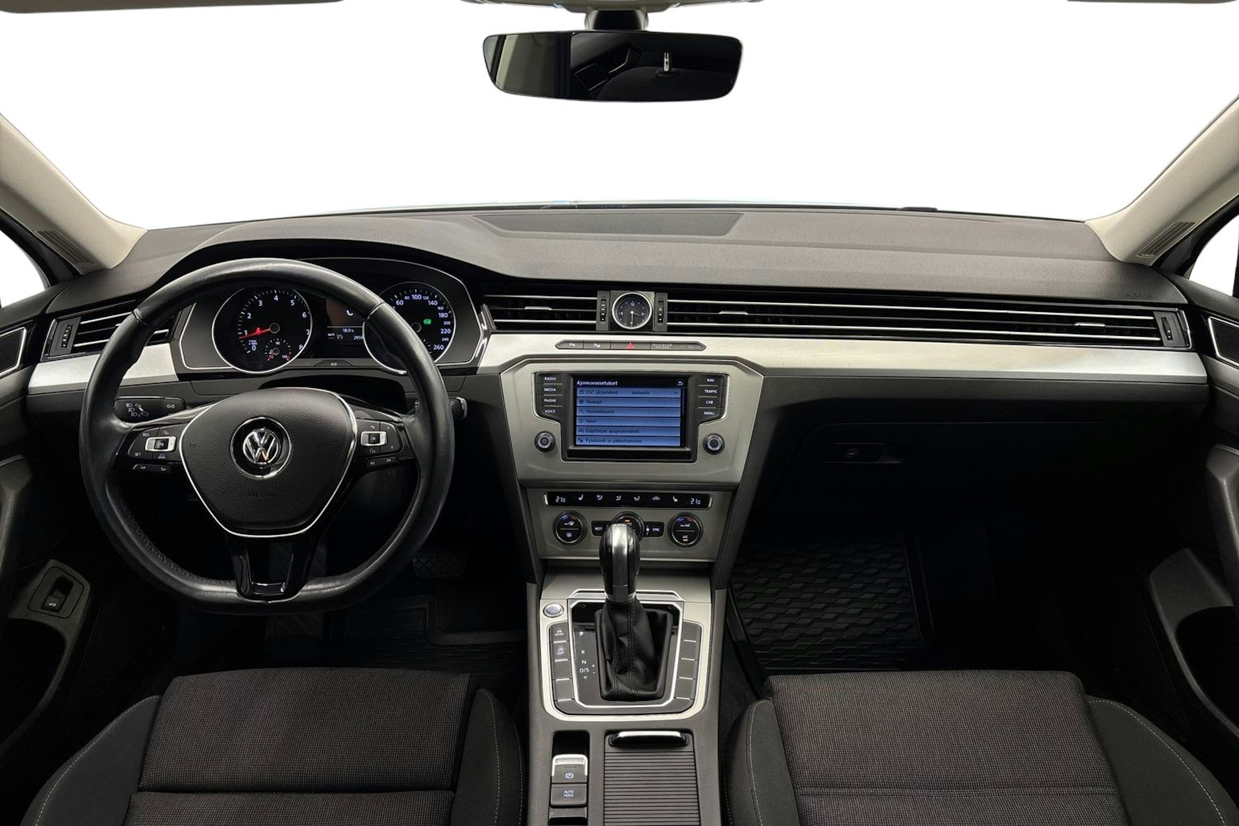 valkoinen Volkswagen Passat 2017 kuva 9.