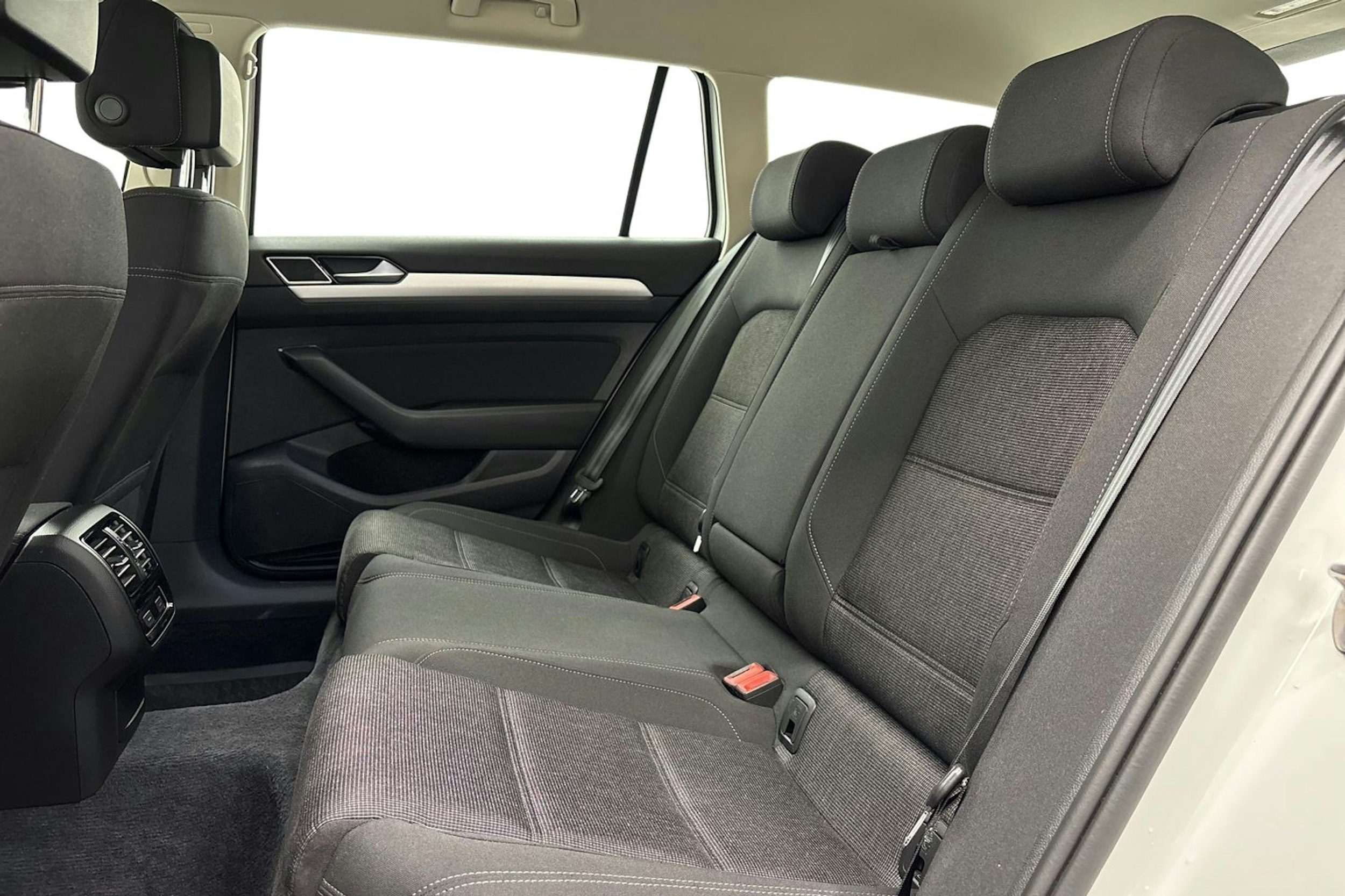 valkoinen Volkswagen Passat 2017 kuva 10.