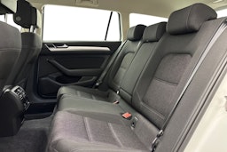 valkoinen Volkswagen Passat 2017 kuva 10.