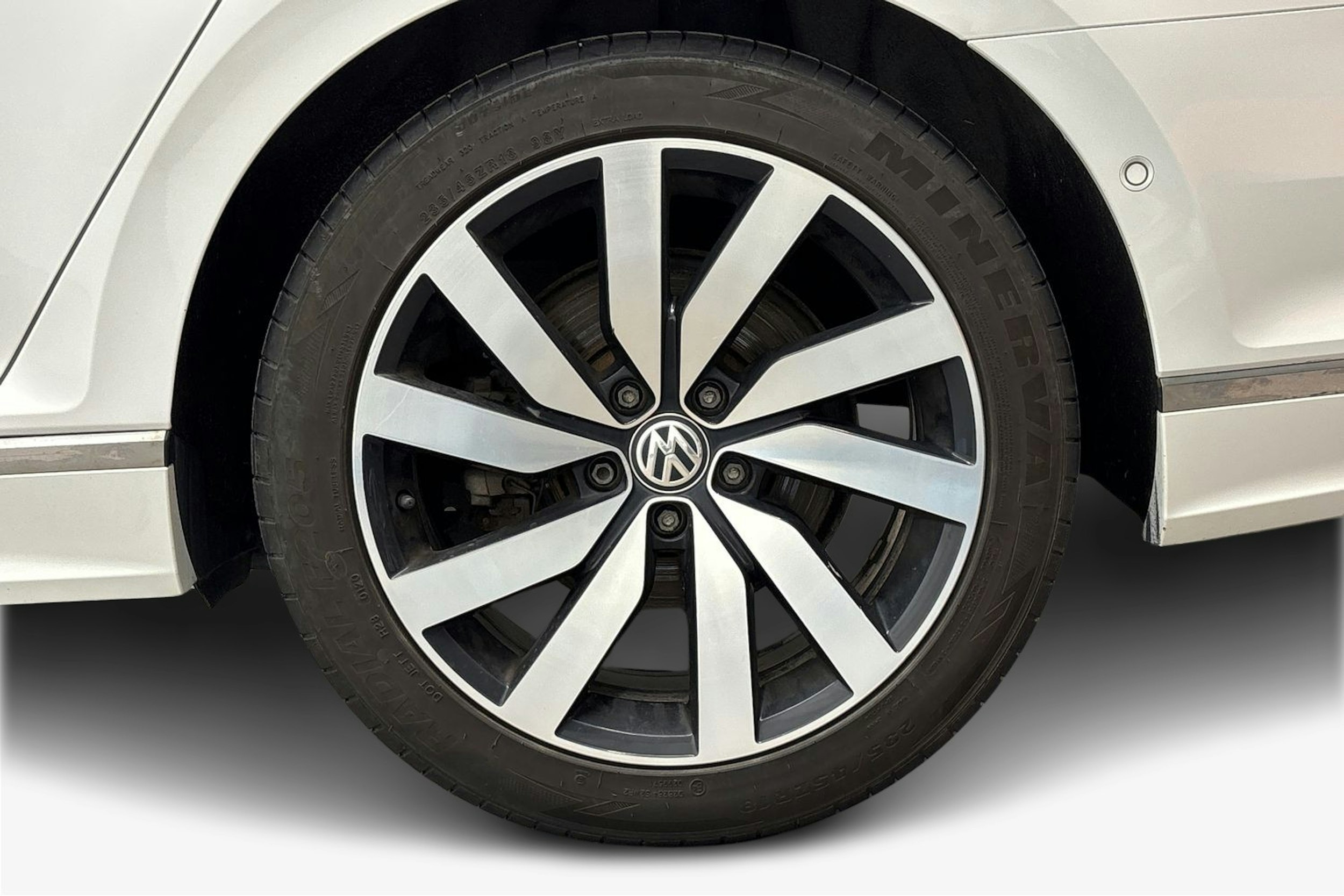 valkoinen Volkswagen Passat 2017 kuva 11.