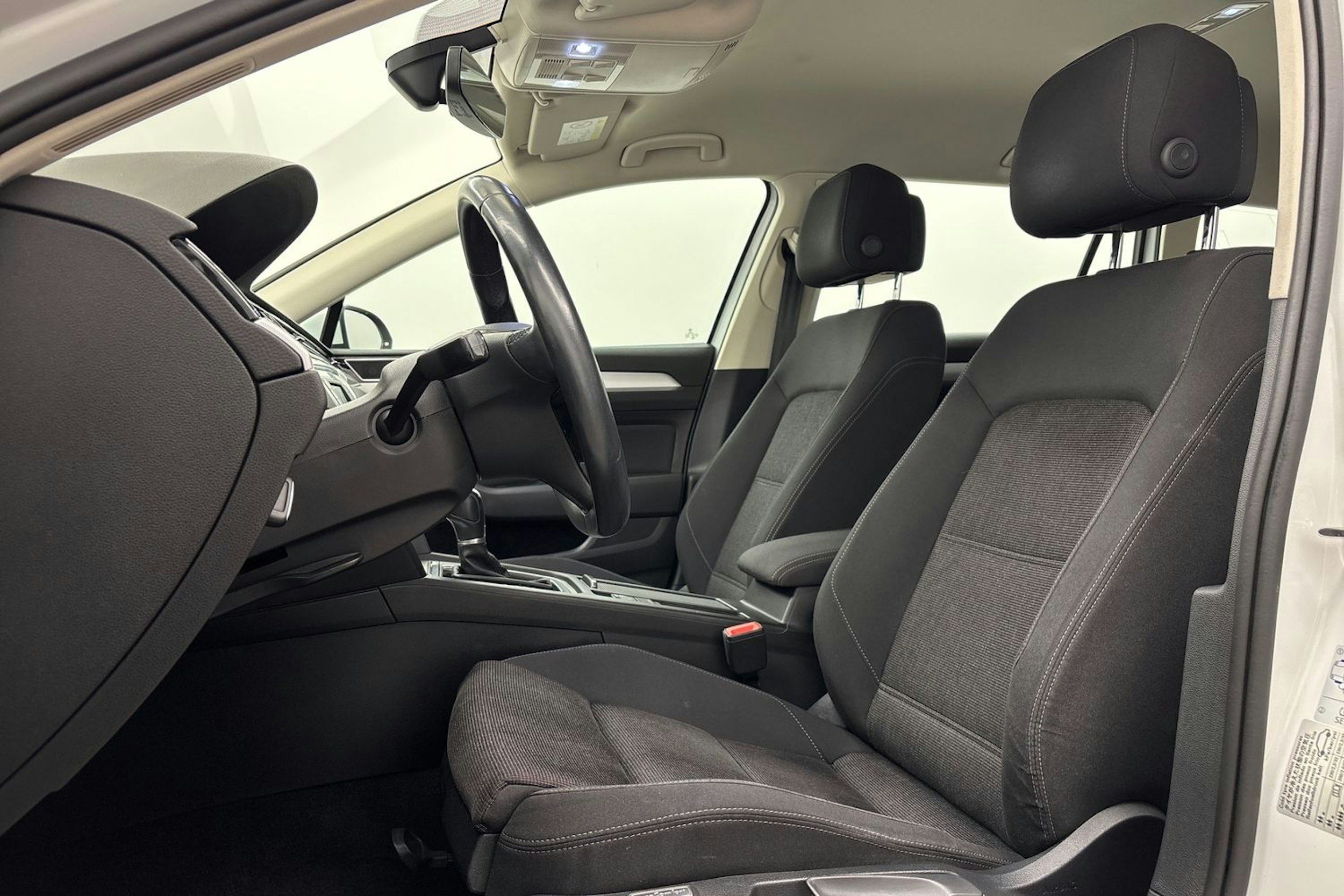 valkoinen Volkswagen Passat 2017 kuva 14.