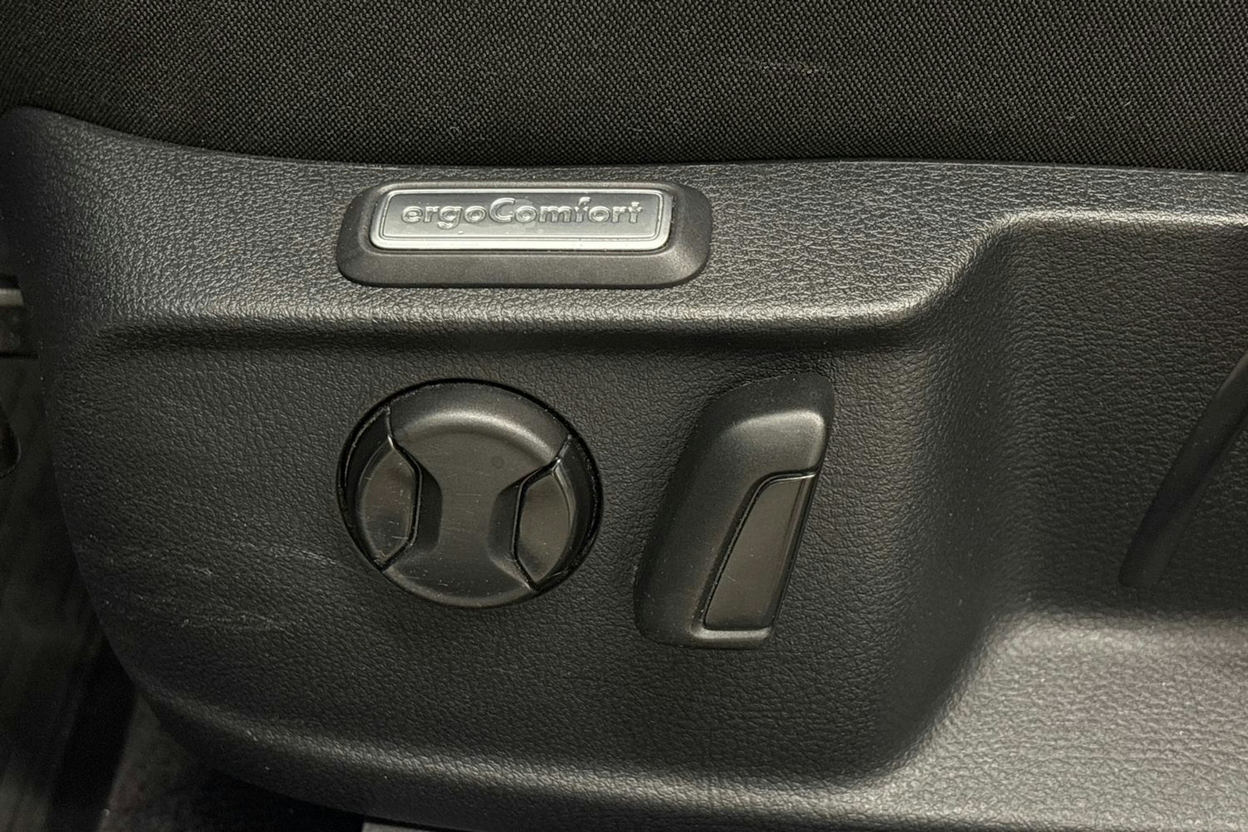 valkoinen Volkswagen Passat 2017 kuva 15.