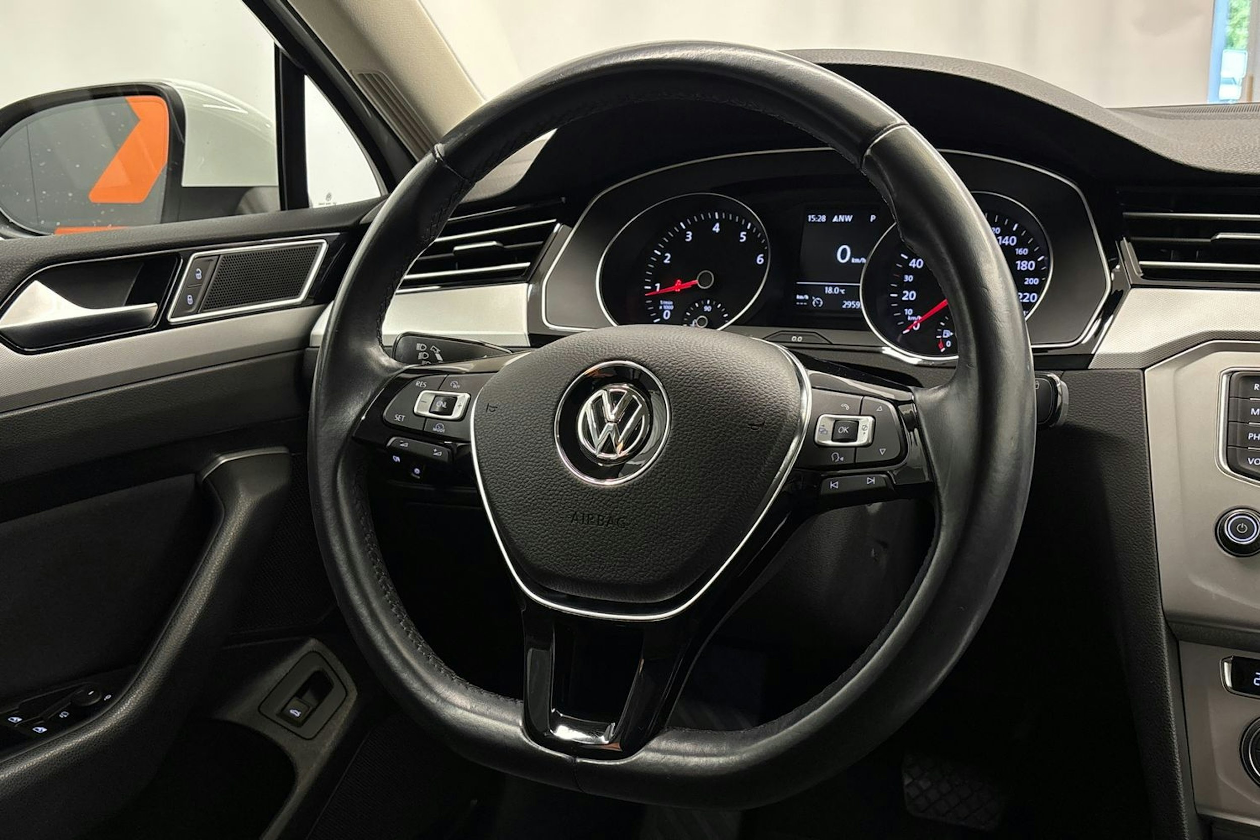 valkoinen Volkswagen Passat 2017 kuva 16.