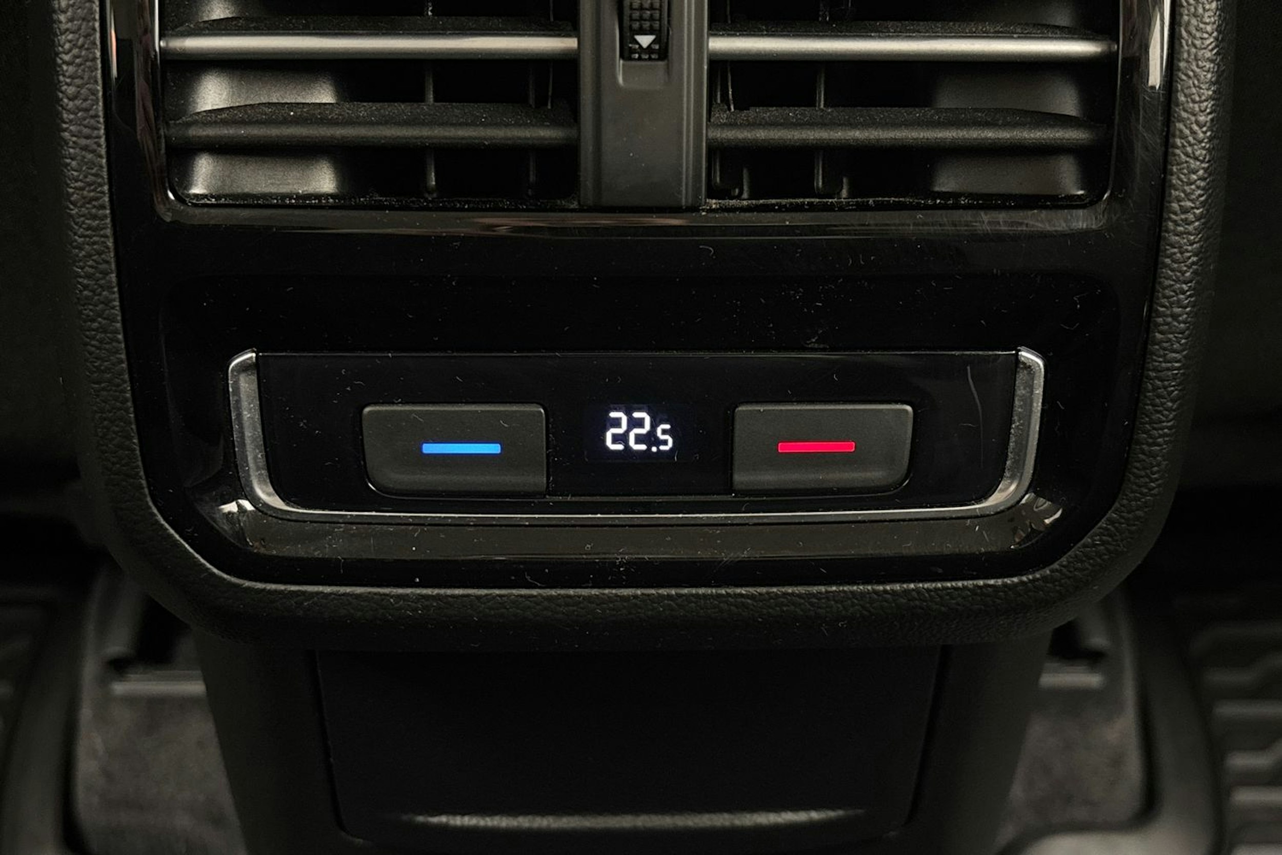 valkoinen Volkswagen Passat 2017 kuva 23.
