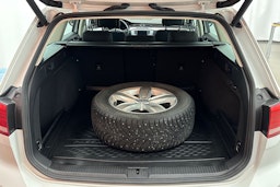 valkoinen Volkswagen Passat 2017 kuva 24.