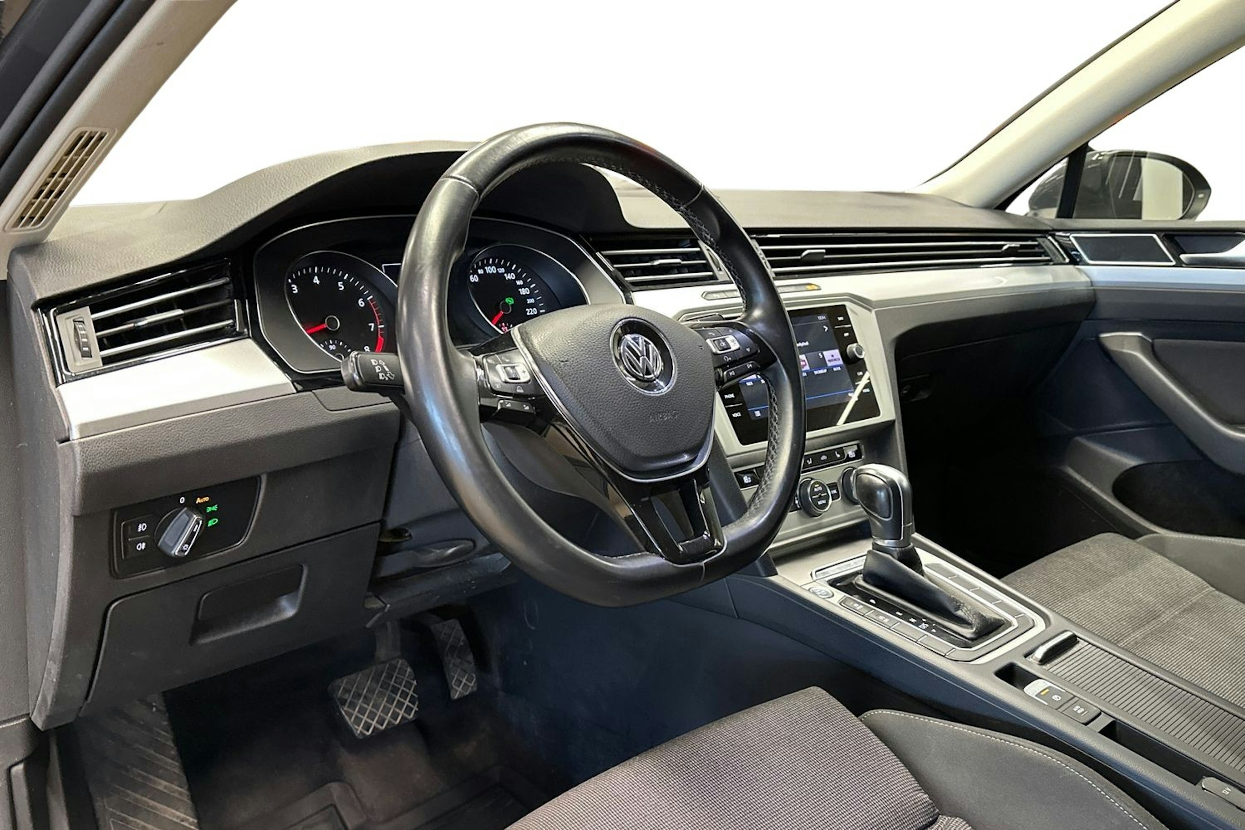 harmaa Volkswagen Passat 2017 kuva 7.