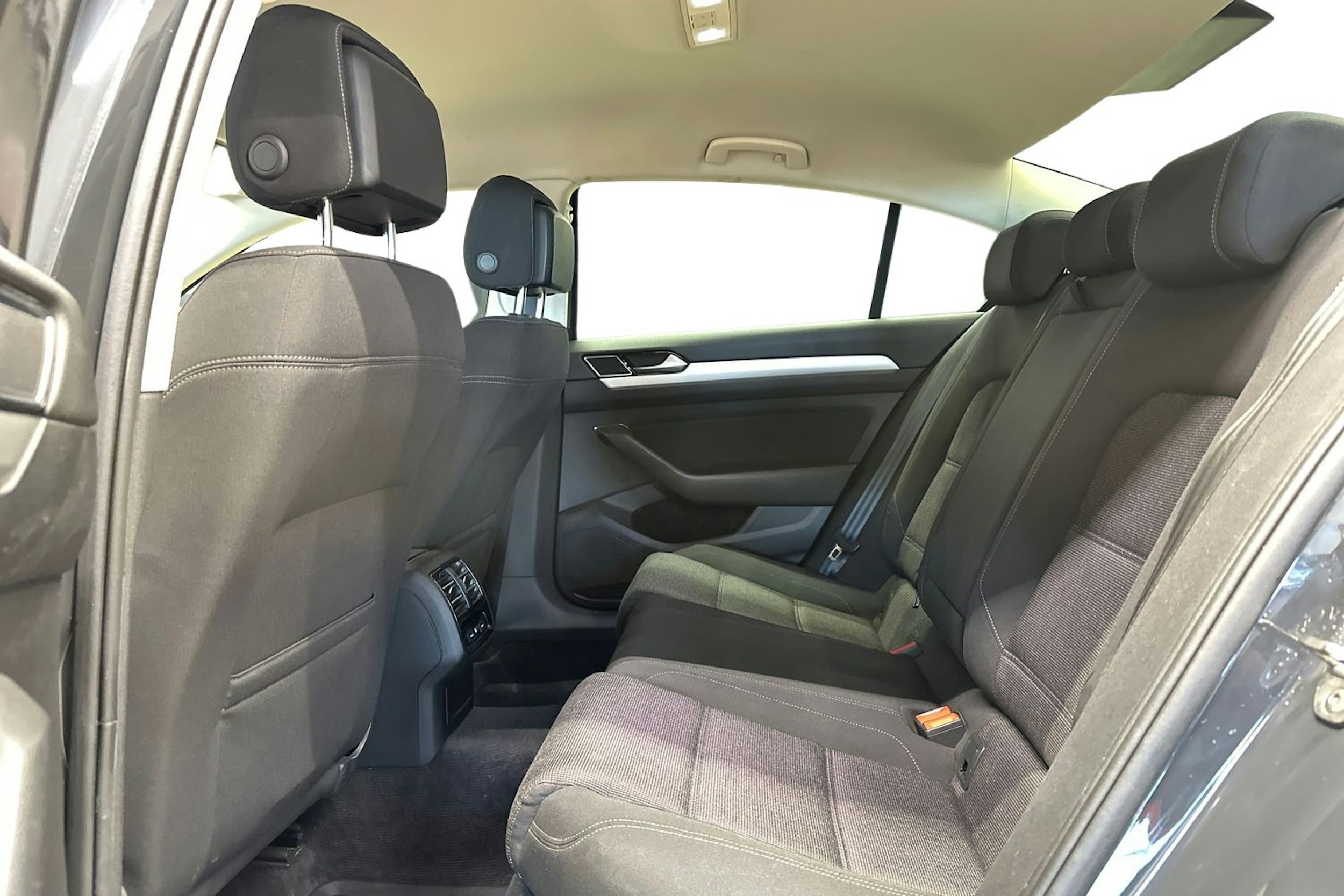 harmaa Volkswagen Passat 2017 kuva 10.