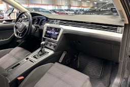 harmaa Volkswagen Passat 2017 kuva 14.