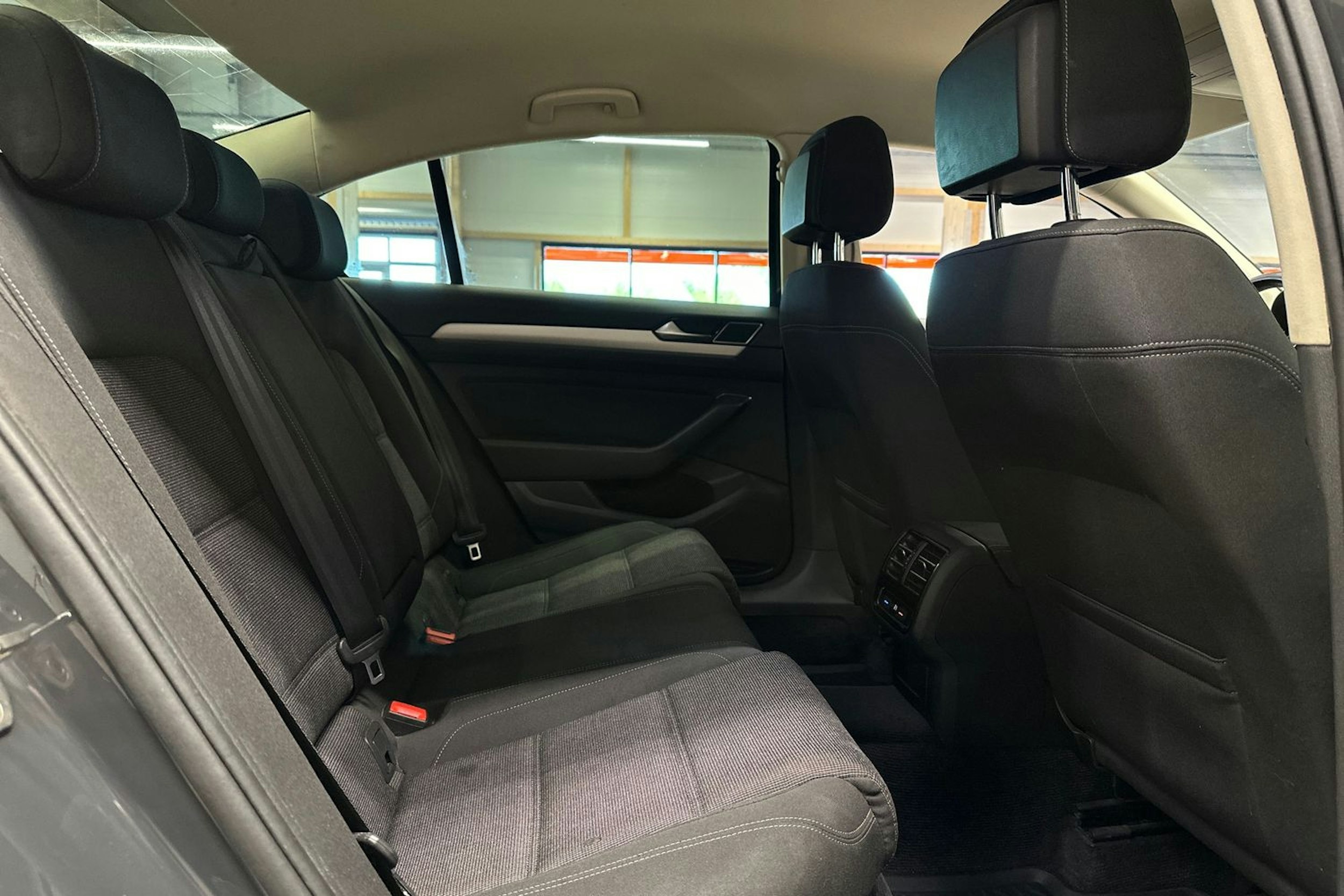 harmaa Volkswagen Passat 2017 kuva 16.