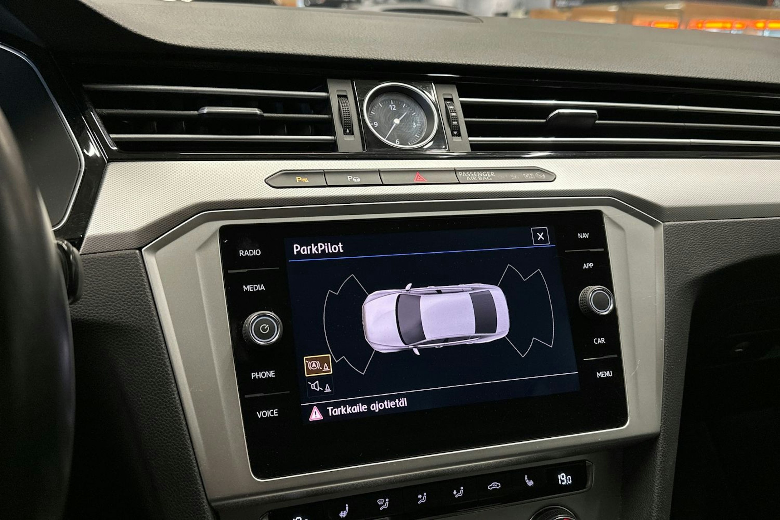 harmaa Volkswagen Passat 2017 kuva 20.