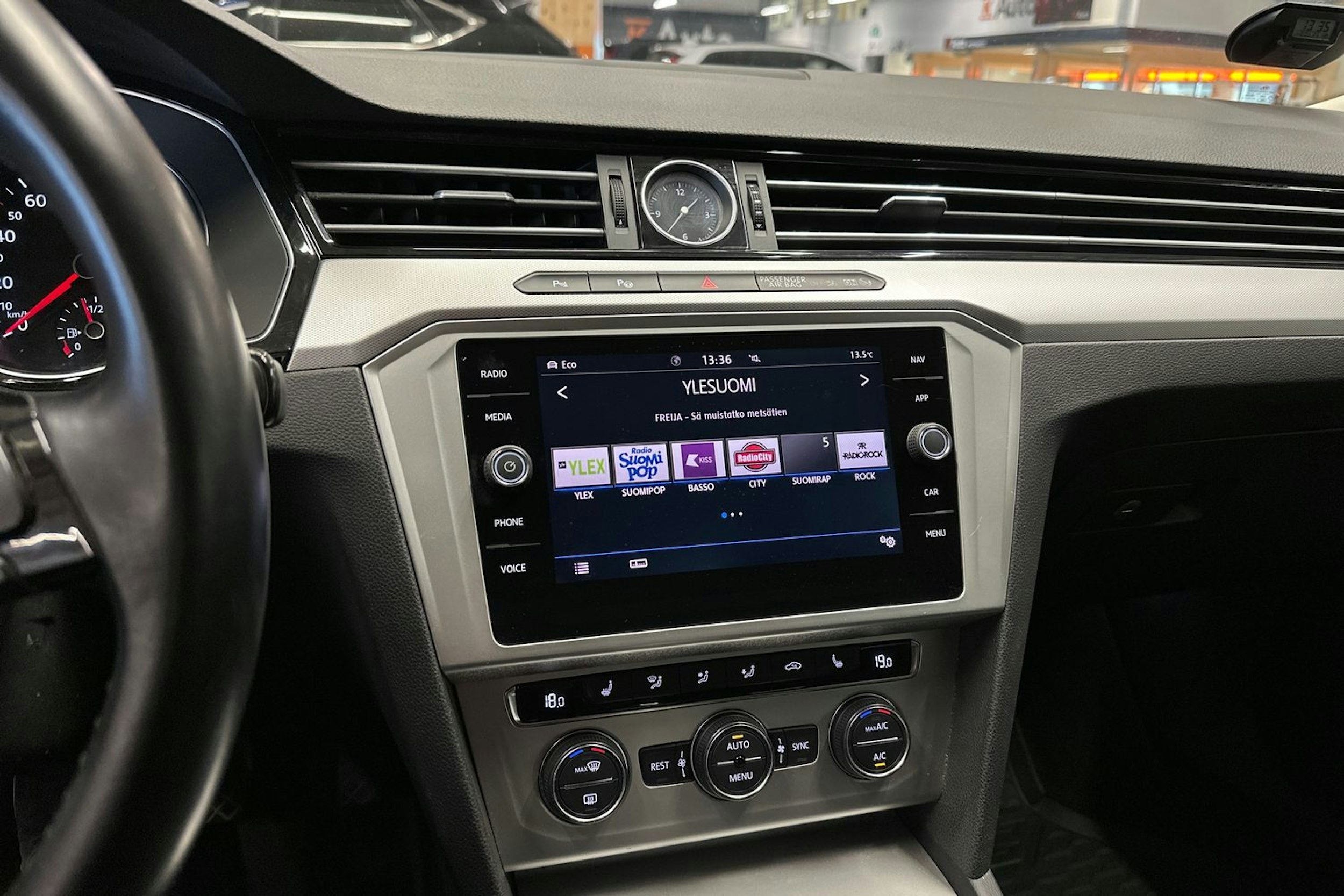 harmaa Volkswagen Passat 2017 kuva 23.