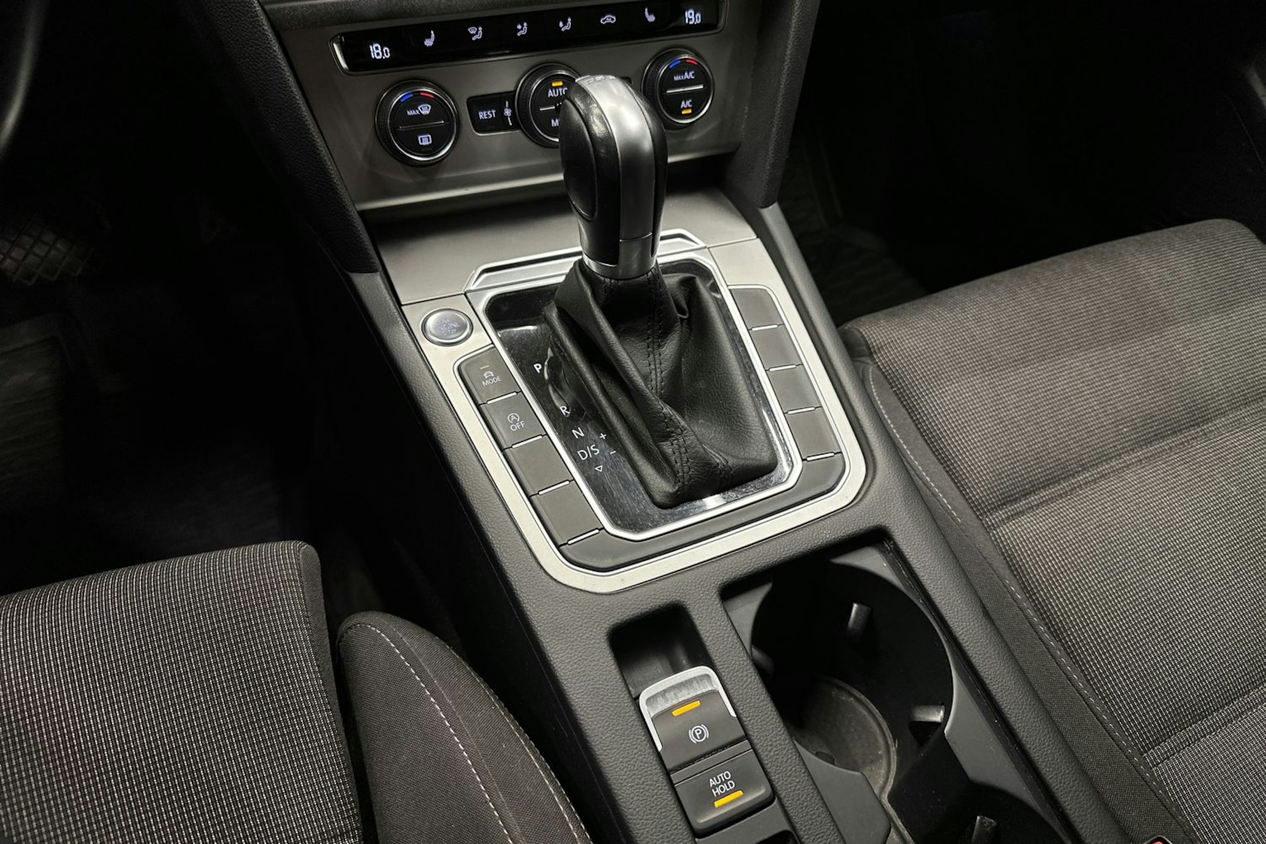 harmaa Volkswagen Passat 2017 kuva 24.