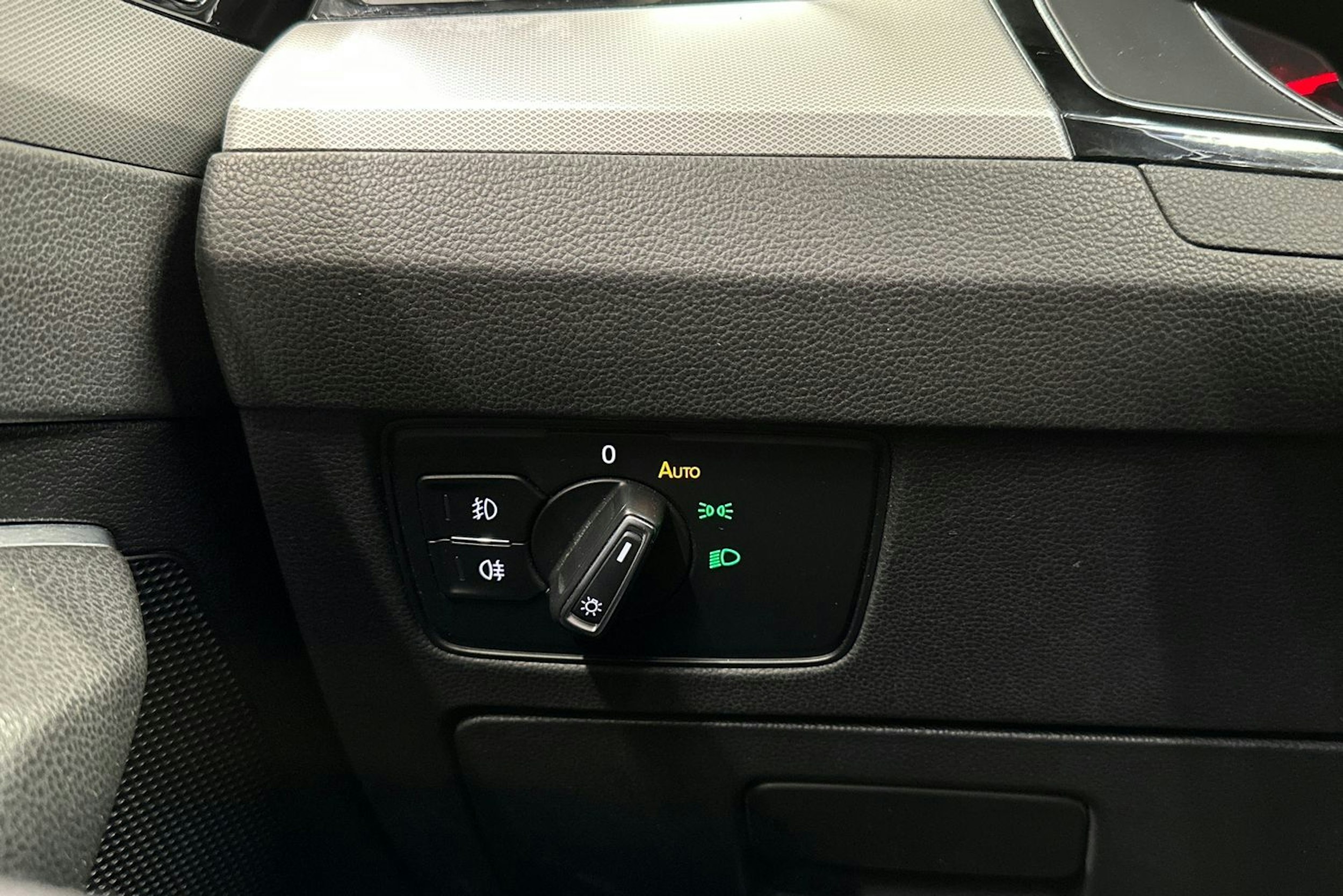 harmaa Volkswagen Passat 2017 kuva 28.