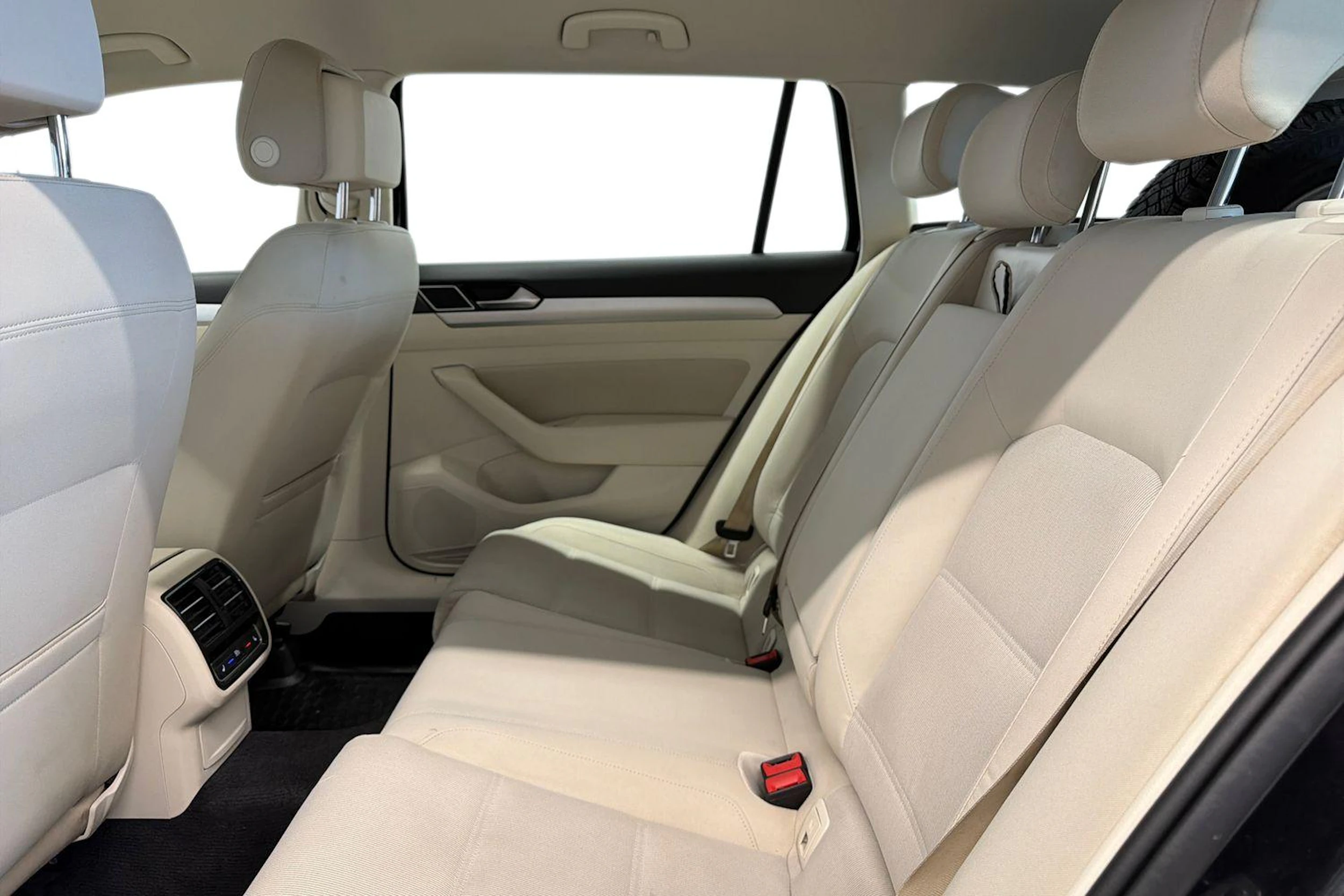 musta Volkswagen Passat 2017 kuva 8.