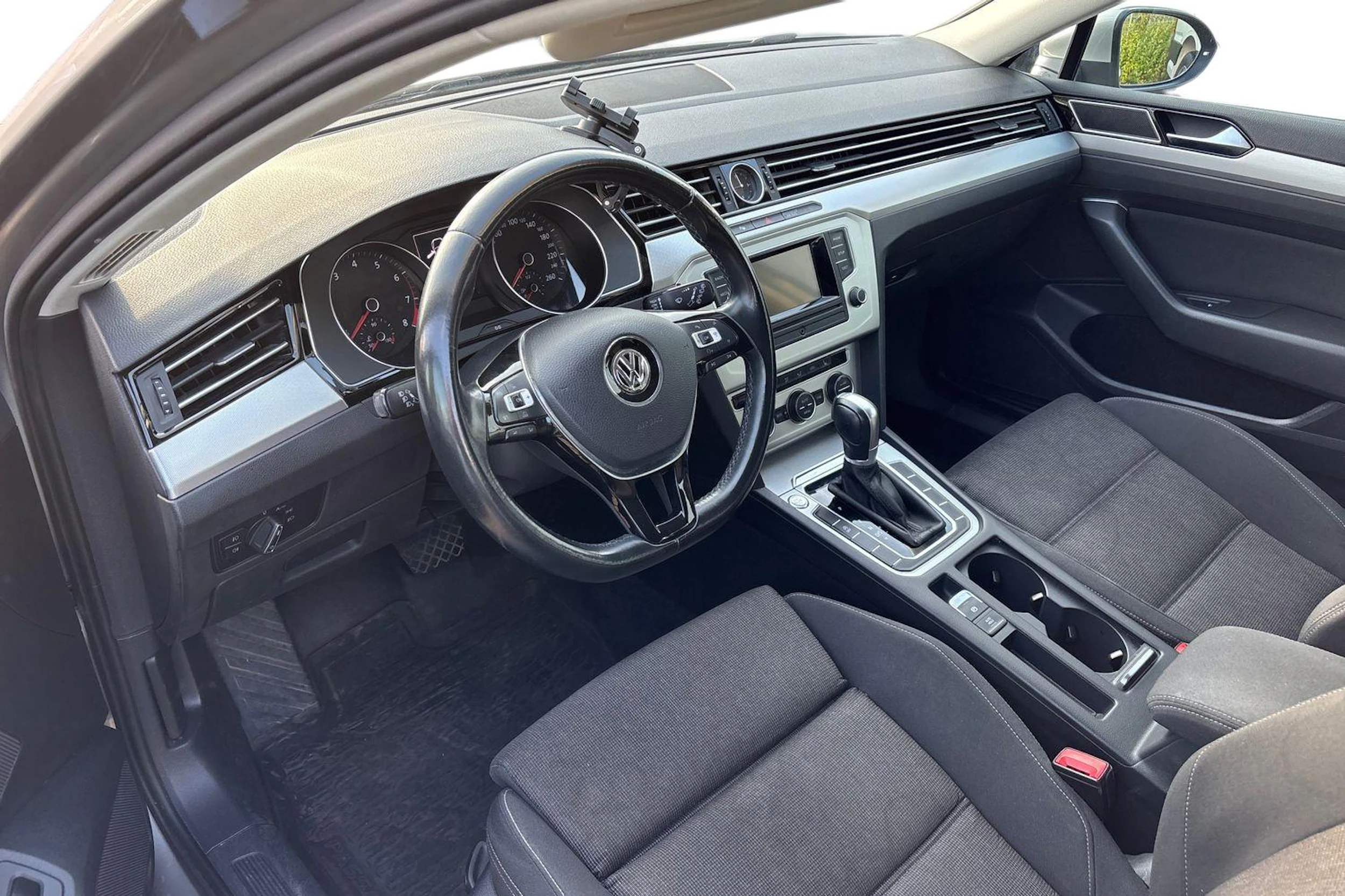 harmaa Volkswagen Passat 2017 kuva 3.