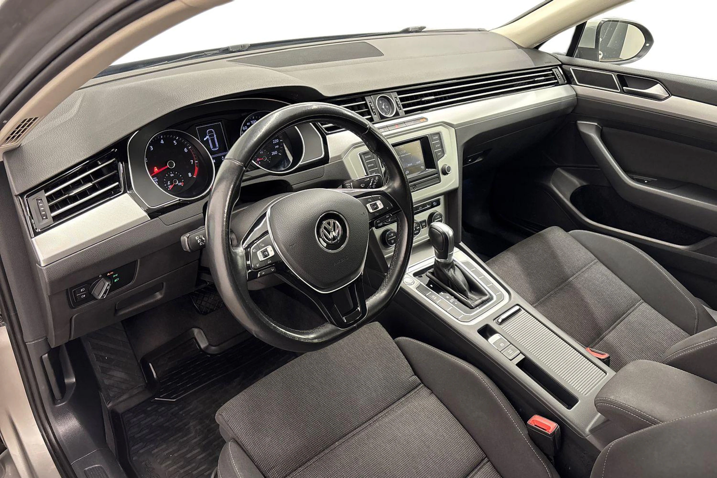 Harmaa Volkswagen Passat 2017 kuva 6.