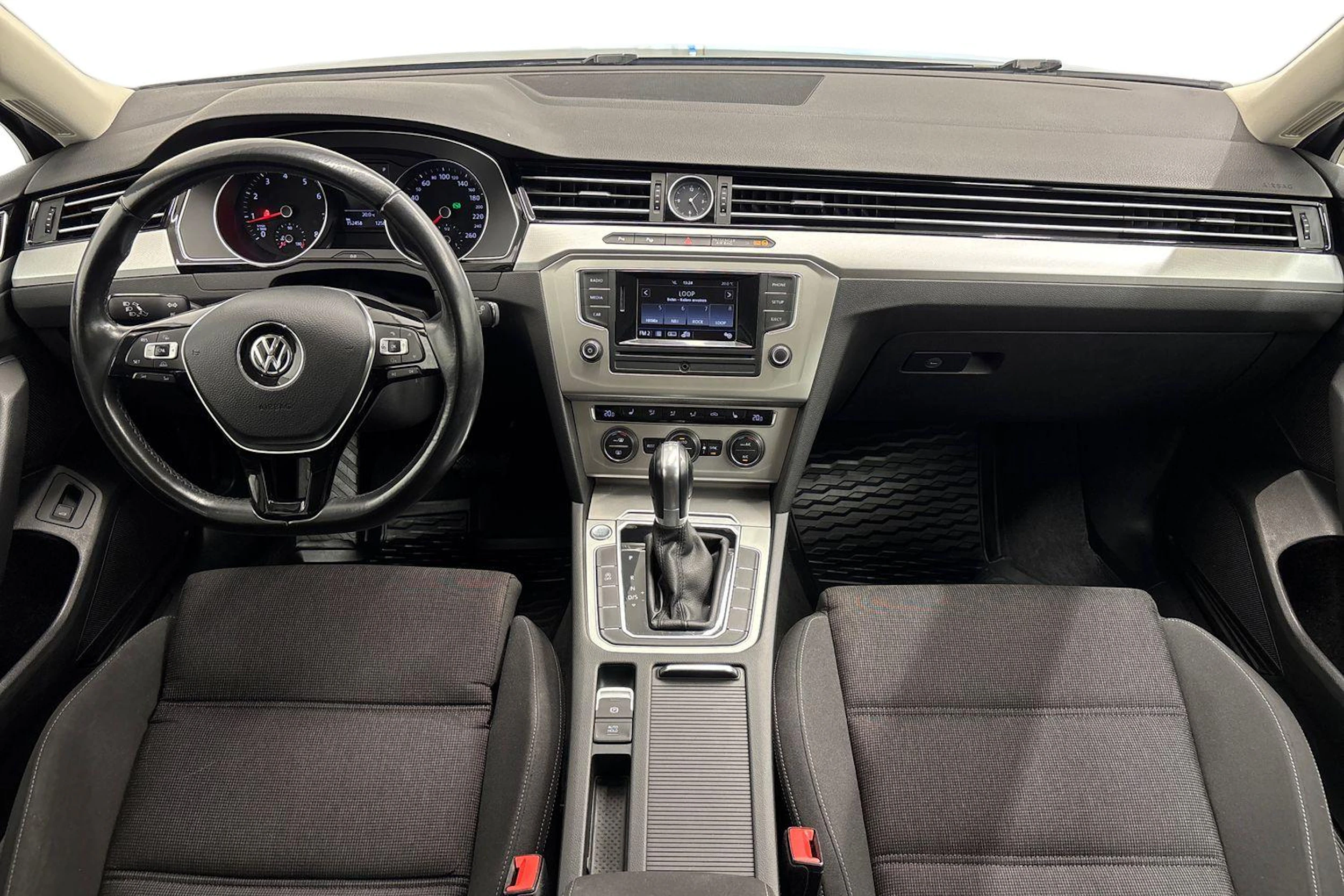 Harmaa Volkswagen Passat 2017 kuva 7.