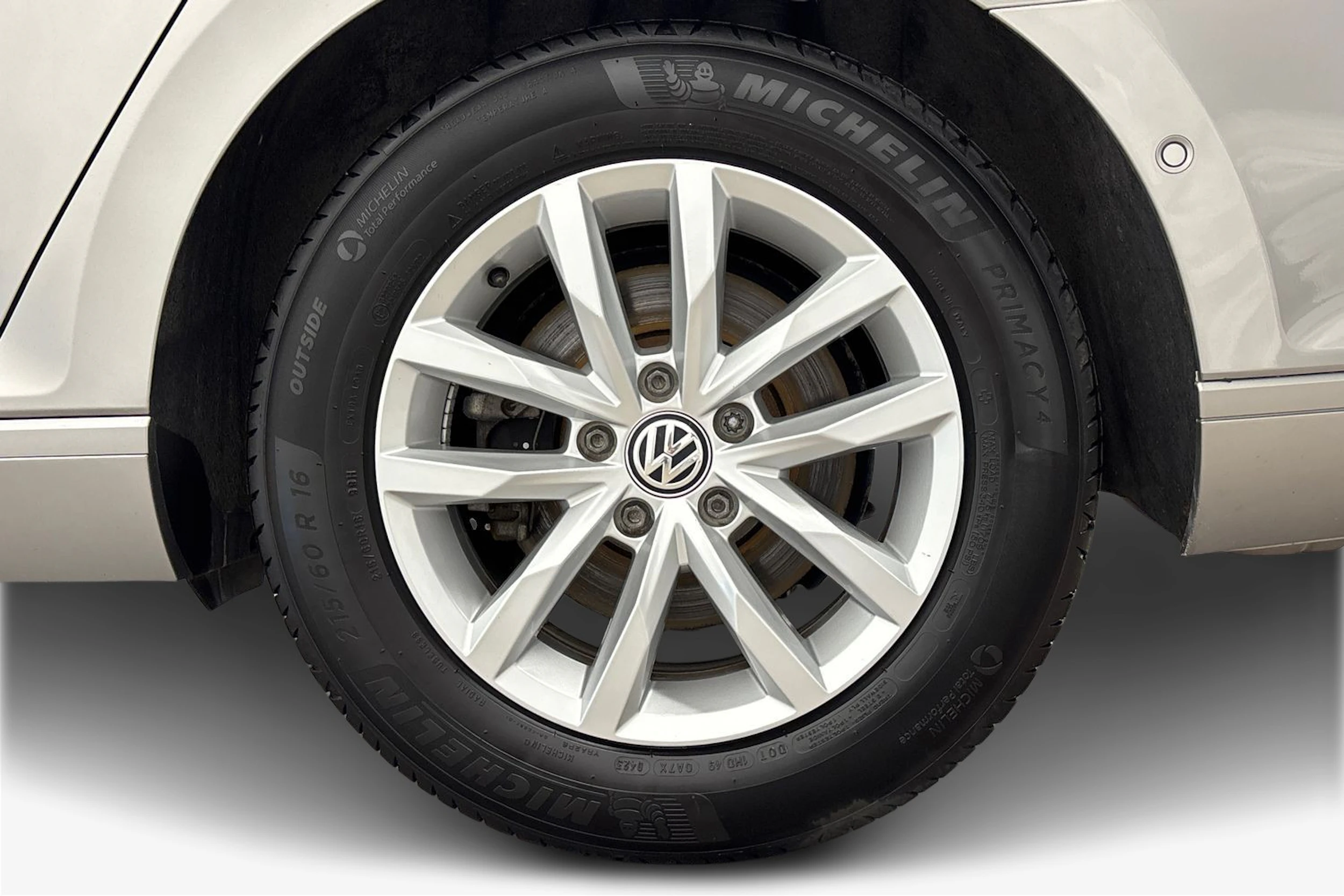 Harmaa Volkswagen Passat 2017 kuva 9.