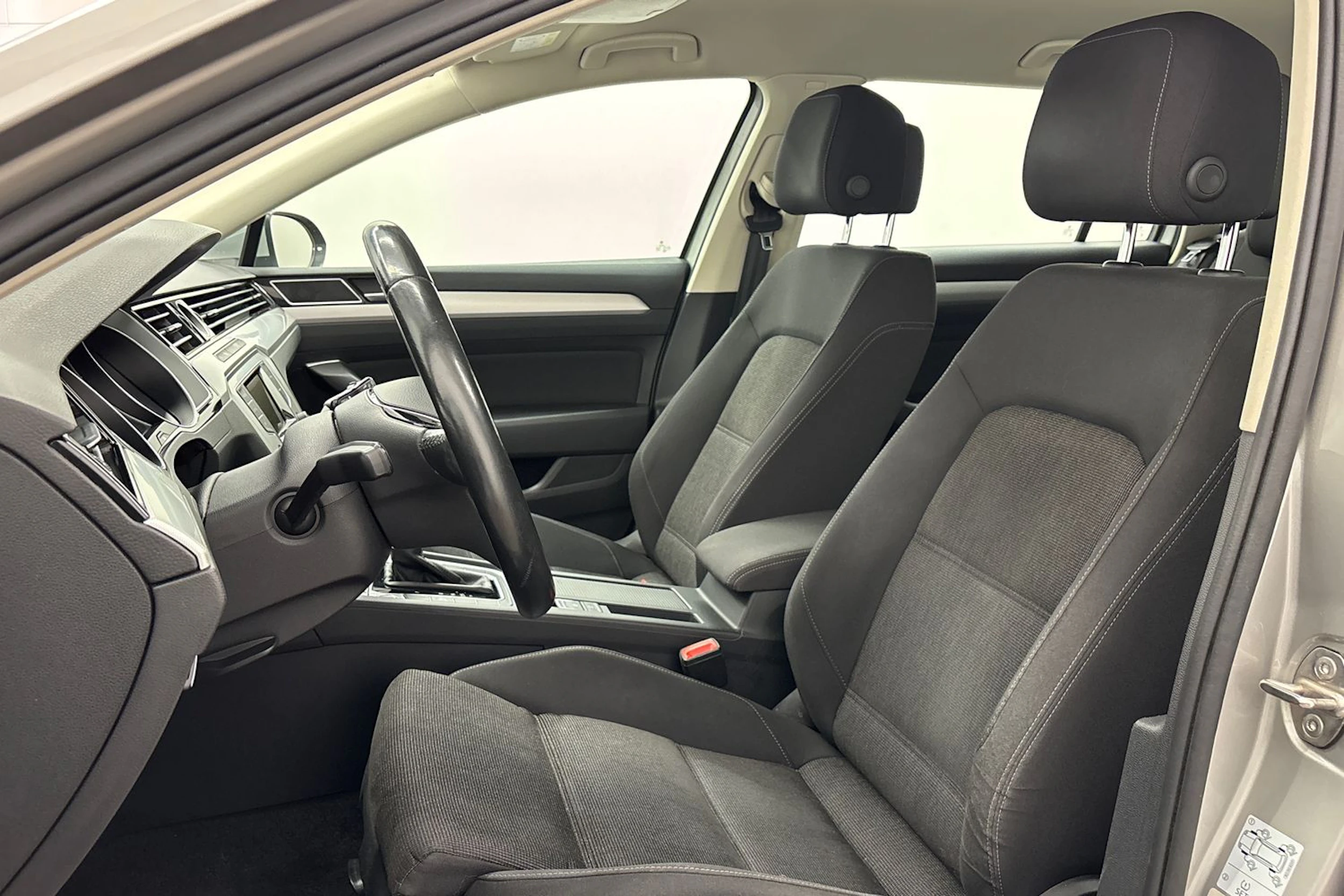 Harmaa Volkswagen Passat 2017 kuva 11.