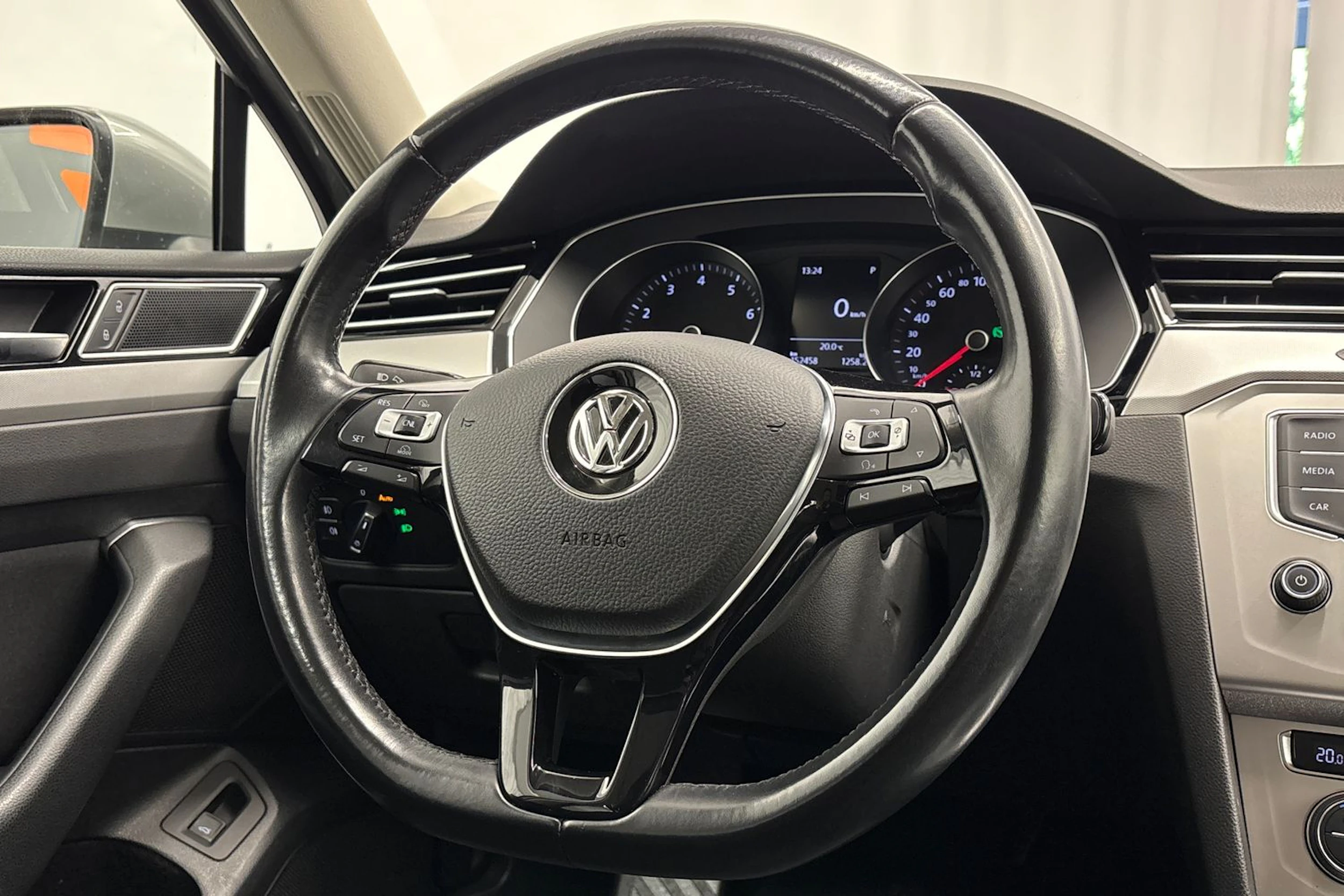 Harmaa Volkswagen Passat 2017 kuva 13.
