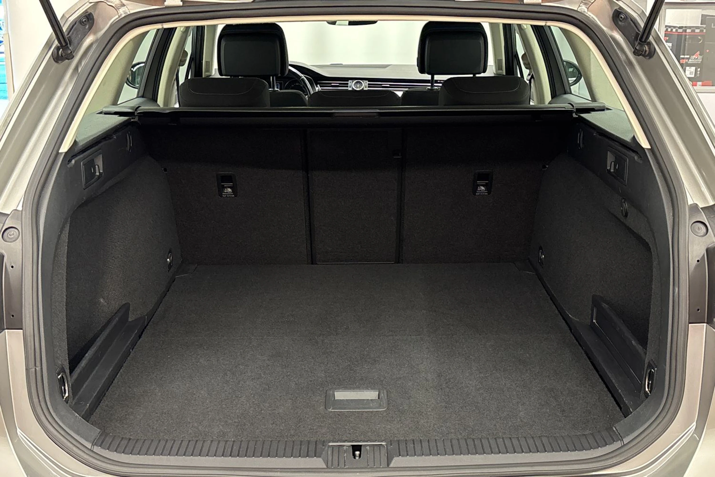 Harmaa Volkswagen Passat 2017 kuva 21.