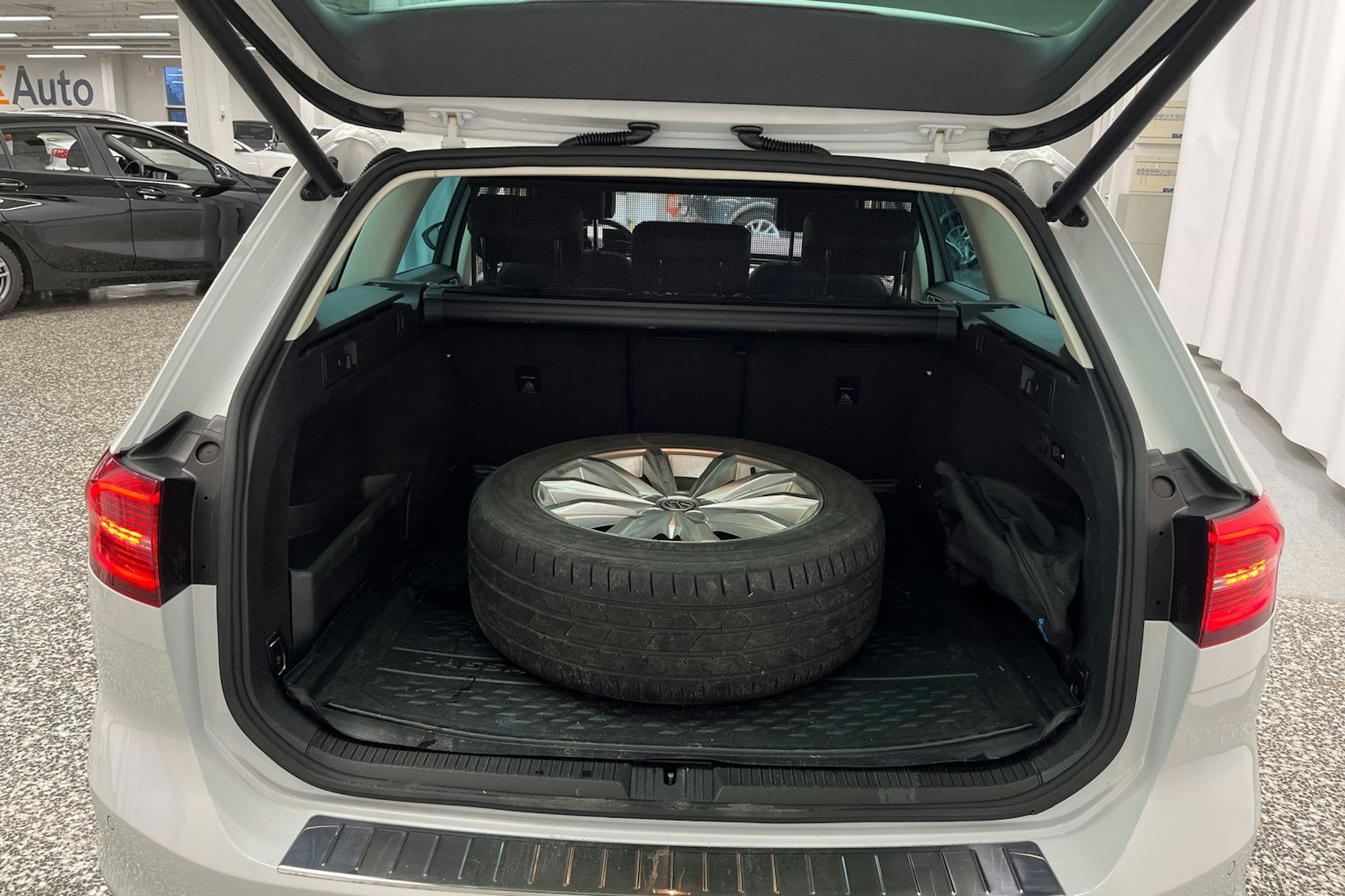 Valkoinen Volkswagen PASSAT 2017 kuva 26.