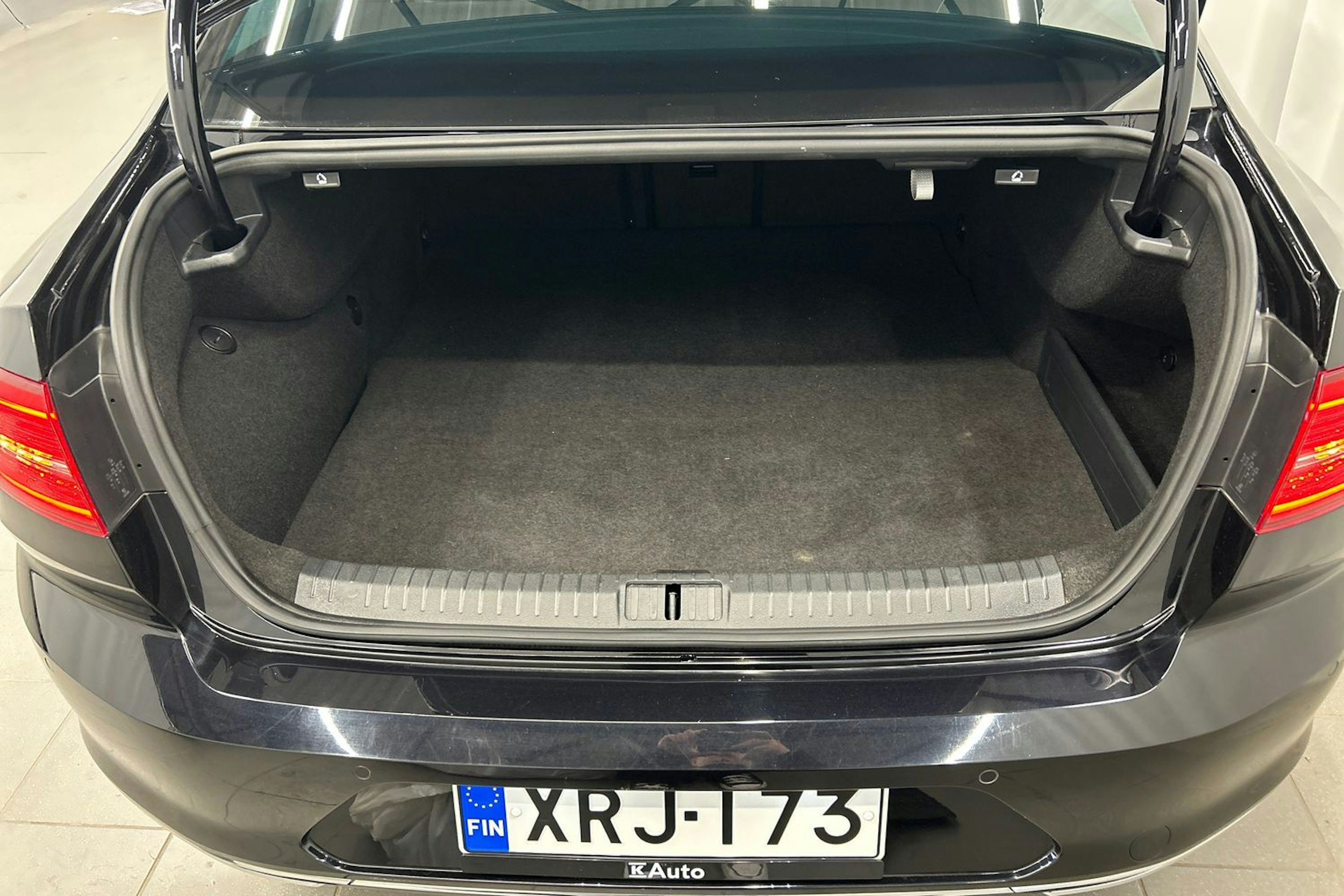 musta Volkswagen Passat 2017 kuva 13.