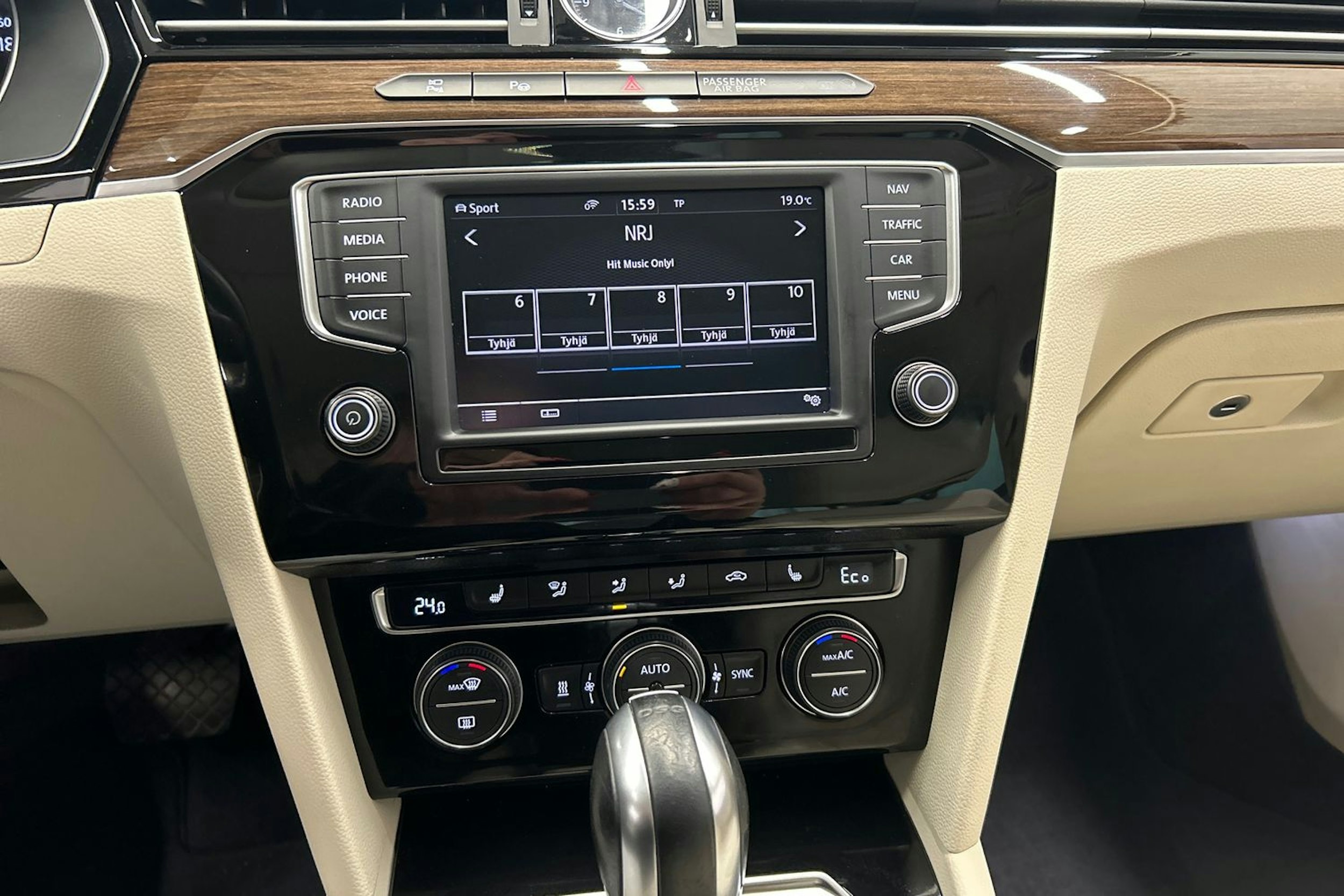 musta Volkswagen Passat 2017 kuva 20.