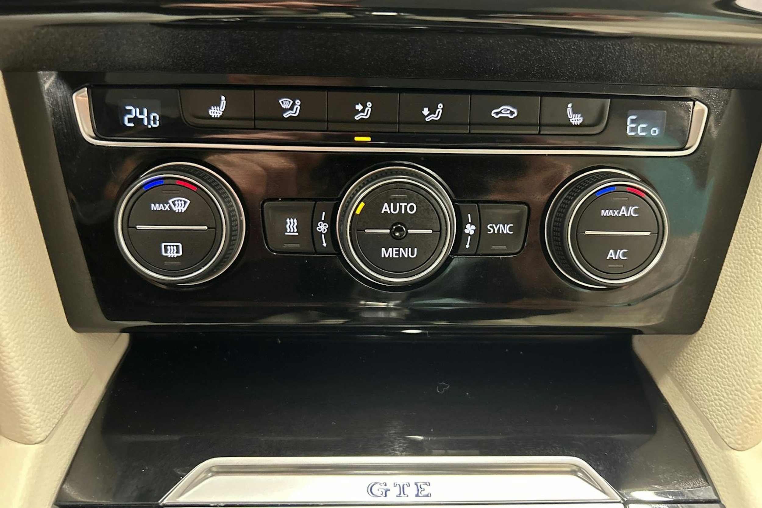 musta Volkswagen Passat 2017 kuva 23.