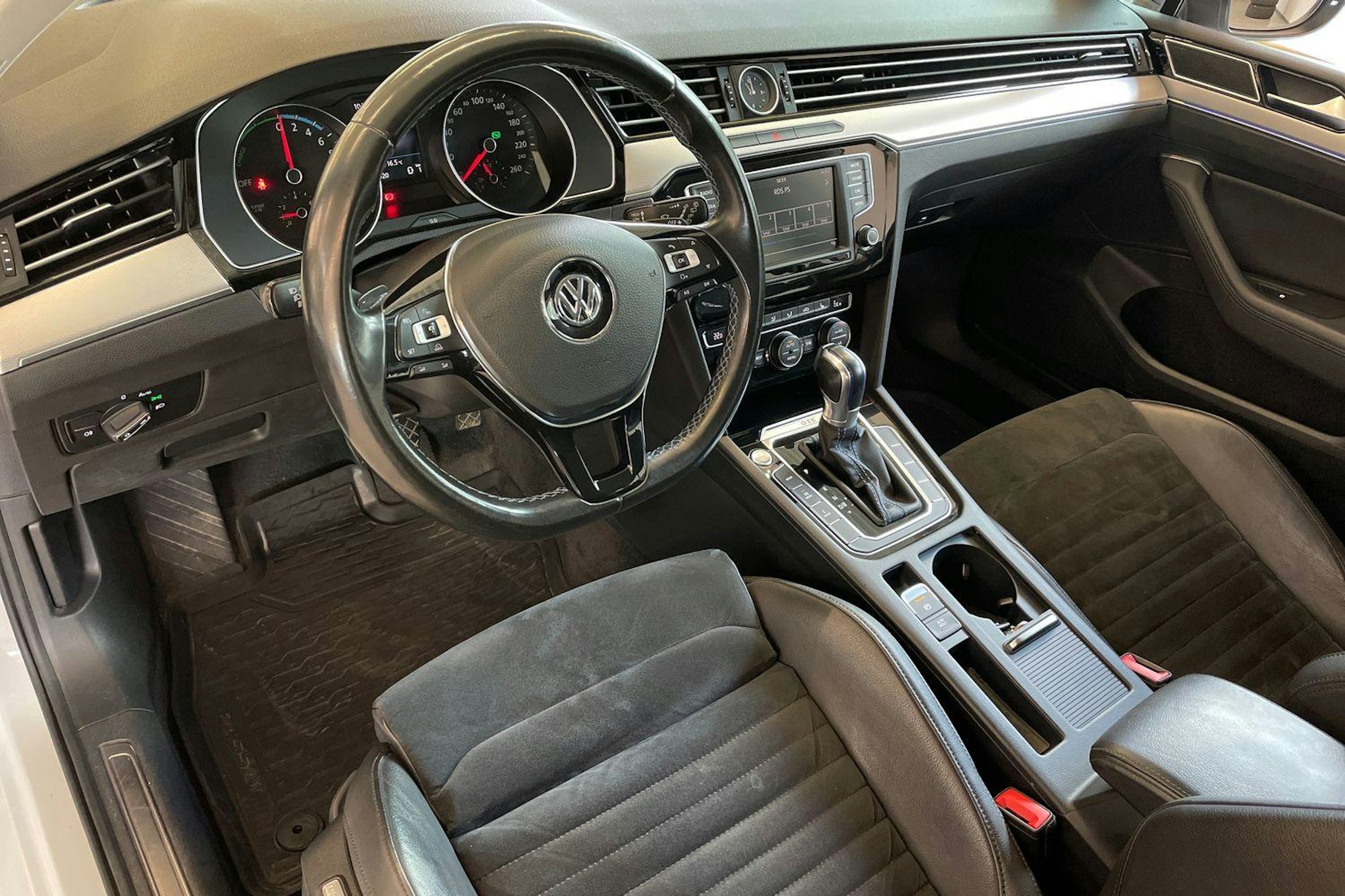 Valkoinen Volkswagen PASSAT 2017 kuva 6.