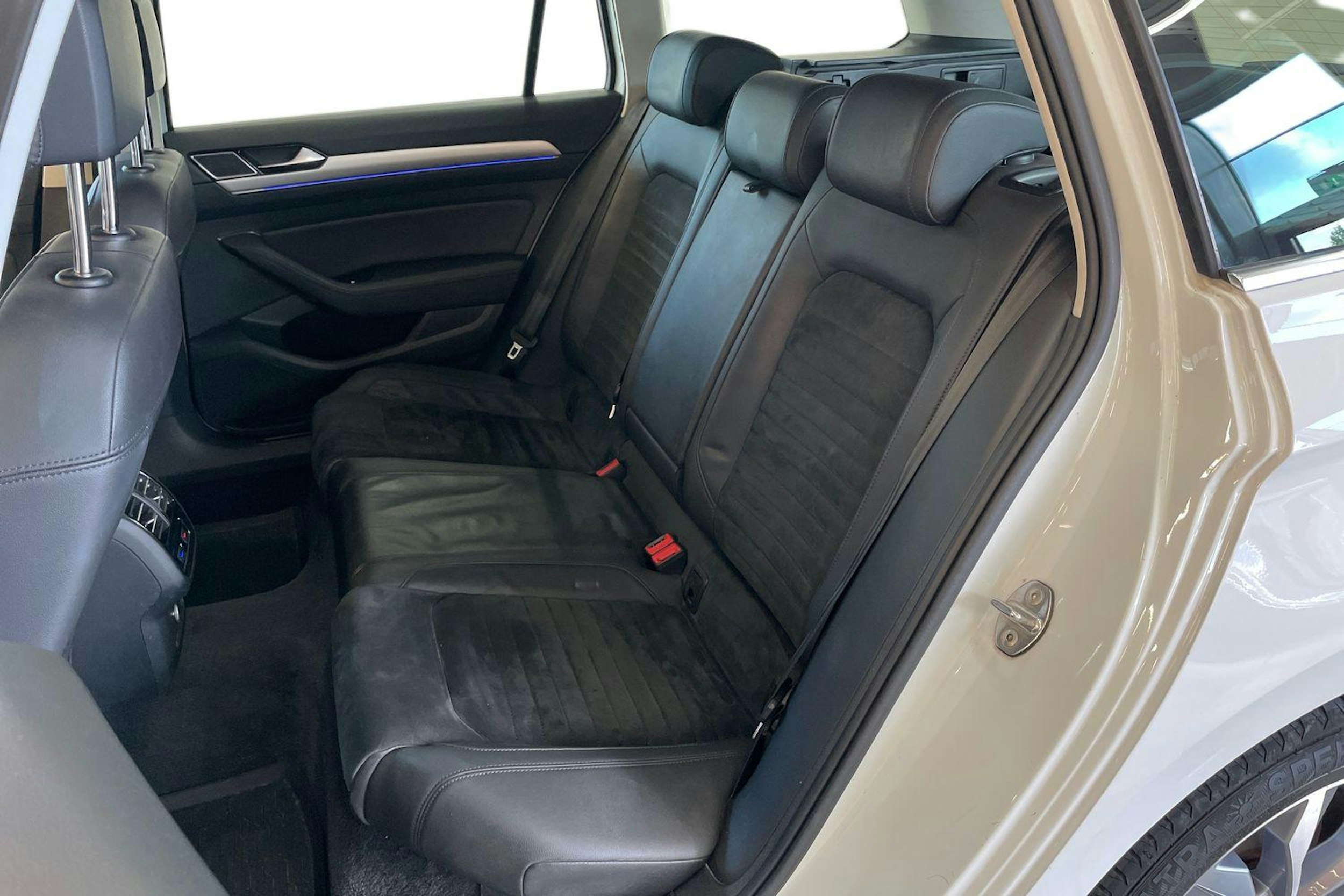 Valkoinen Volkswagen PASSAT 2017 kuva 8.