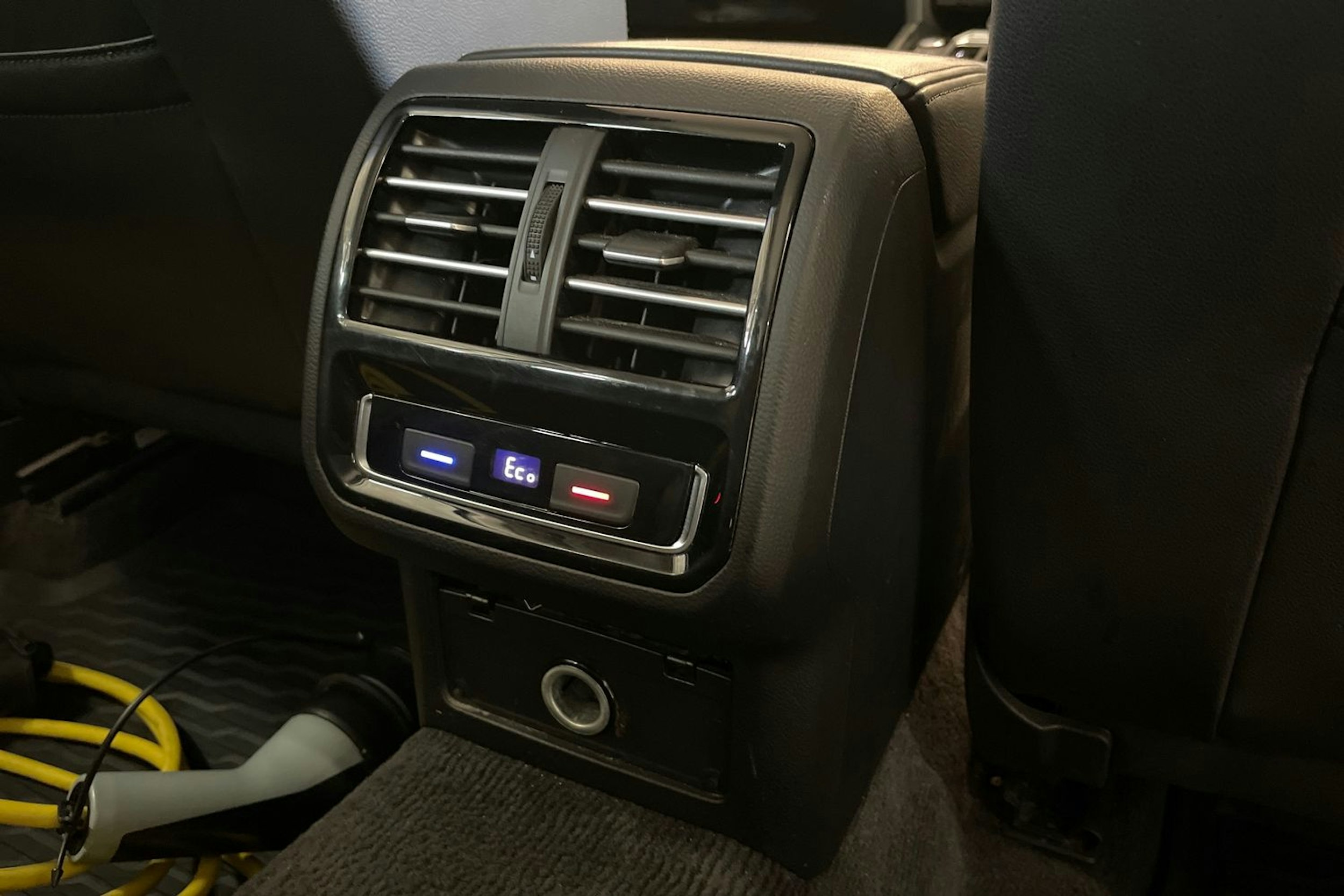 Valkoinen Volkswagen PASSAT 2017 kuva 26.