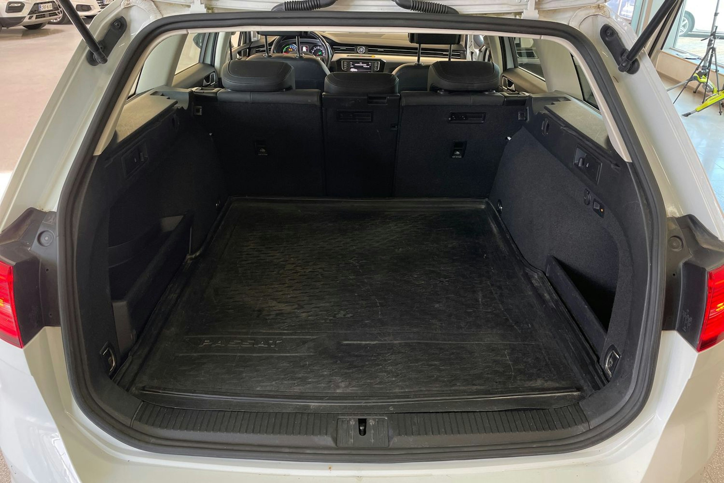 Valkoinen Volkswagen PASSAT 2017 kuva 27.