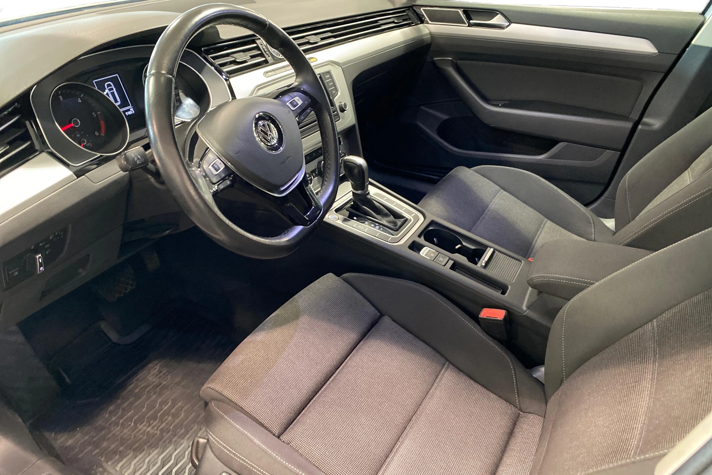 valkoinen Volkswagen Passat 2017 kuva 8.