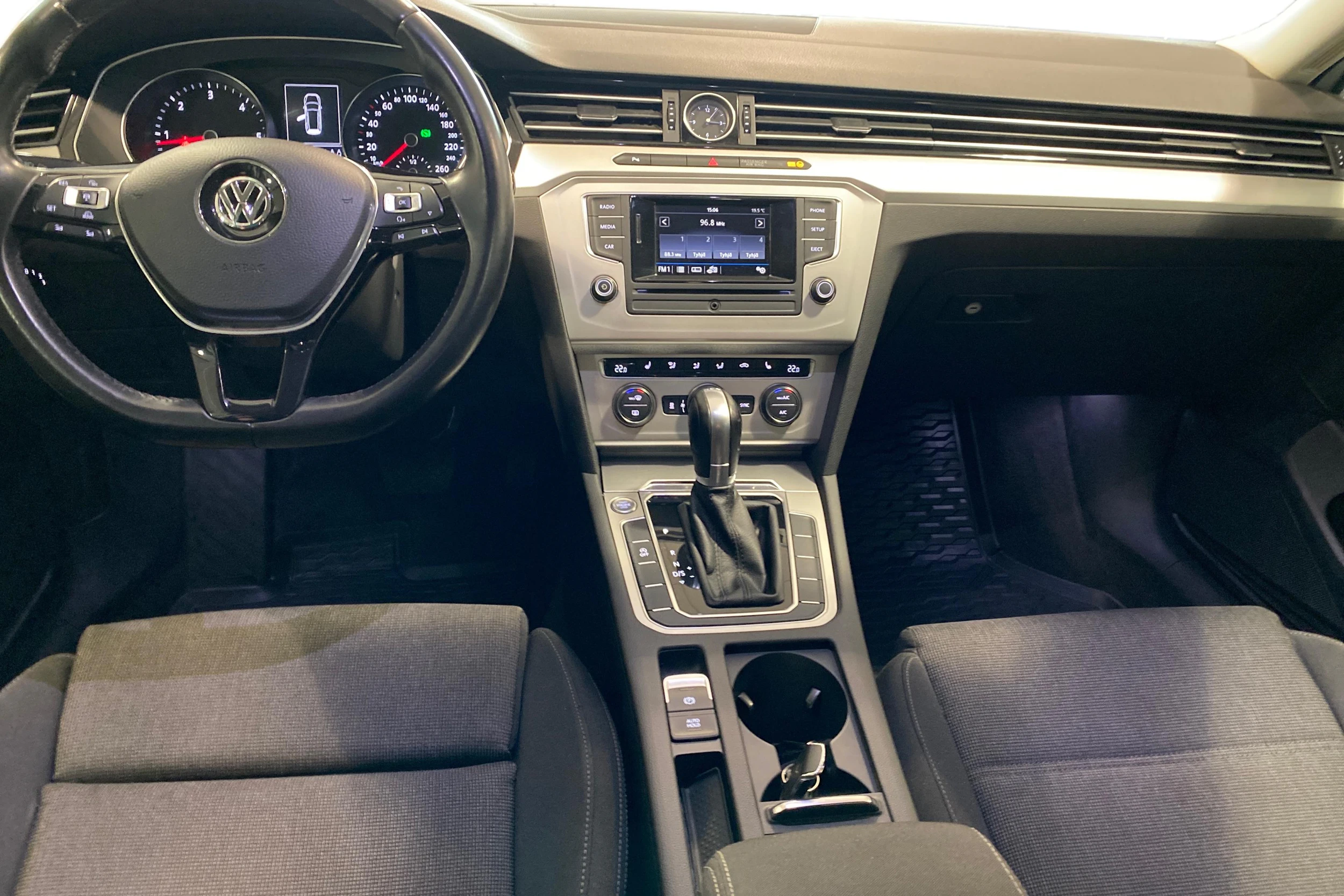 valkoinen Volkswagen Passat 2017 kuva 9.
