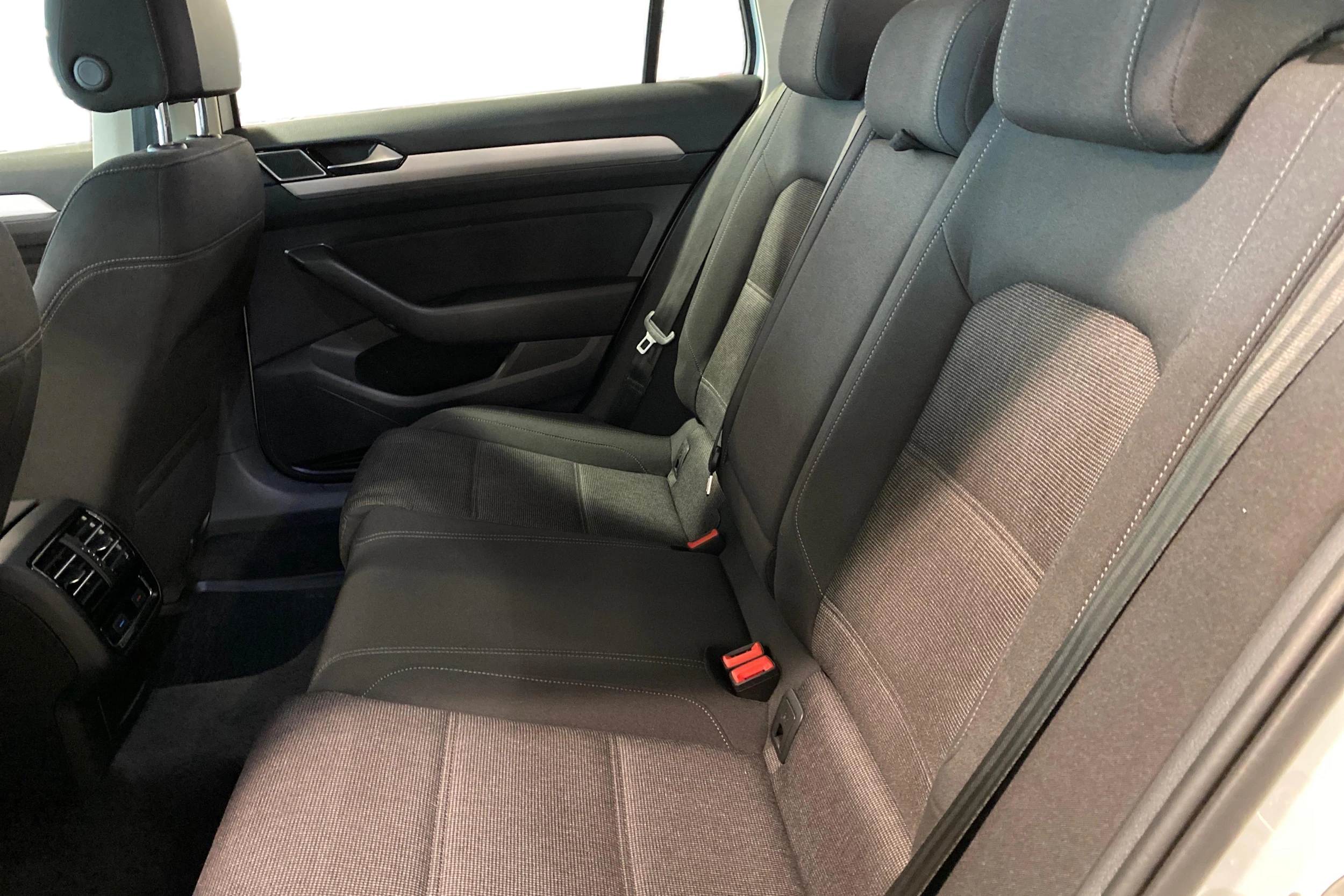 valkoinen Volkswagen Passat 2017 kuva 11.