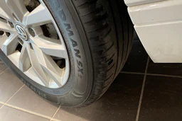valkoinen Volkswagen Passat 2017 kuva 13.