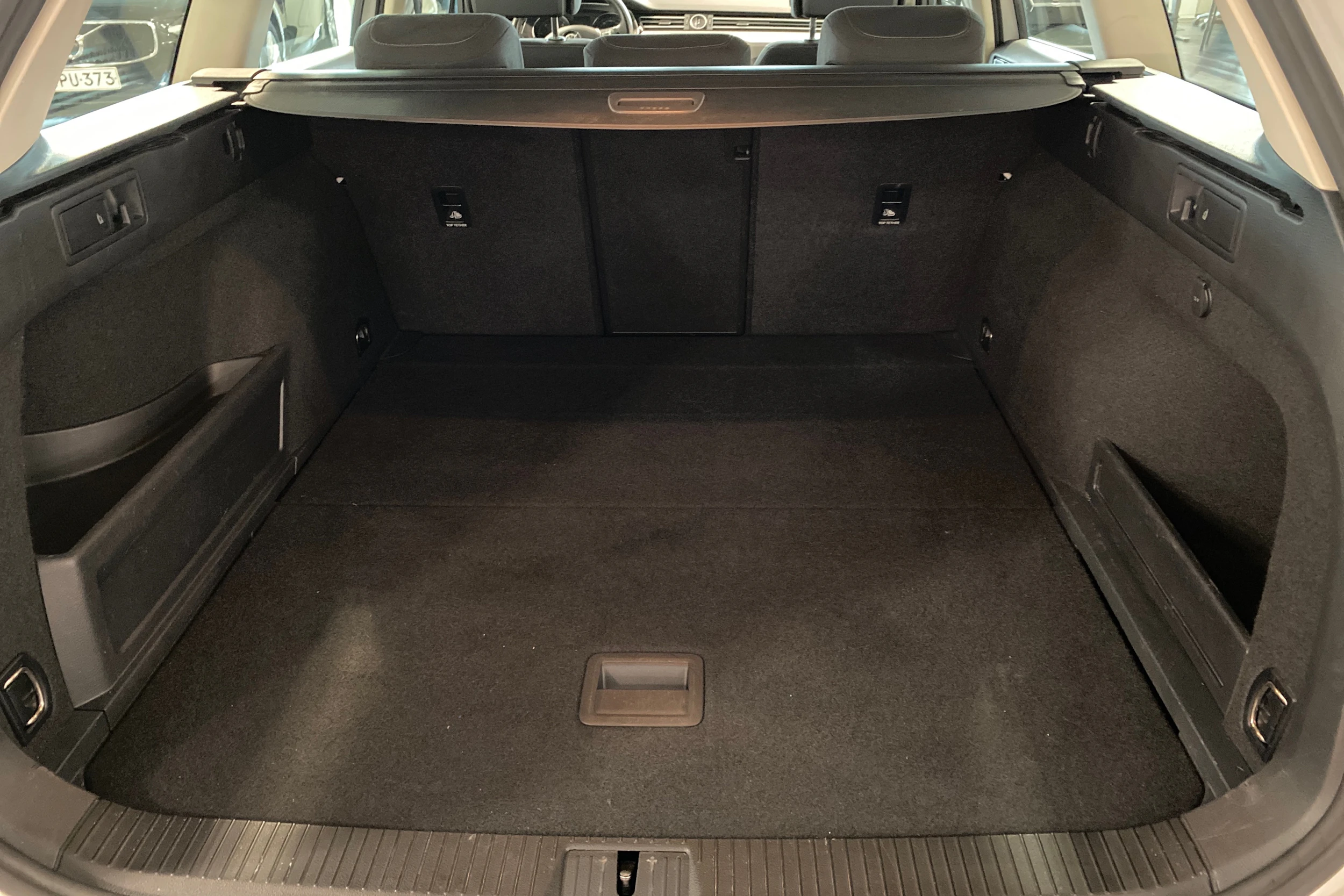 valkoinen Volkswagen Passat 2017 kuva 16.