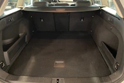 valkoinen Volkswagen Passat 2017 kuva 16.