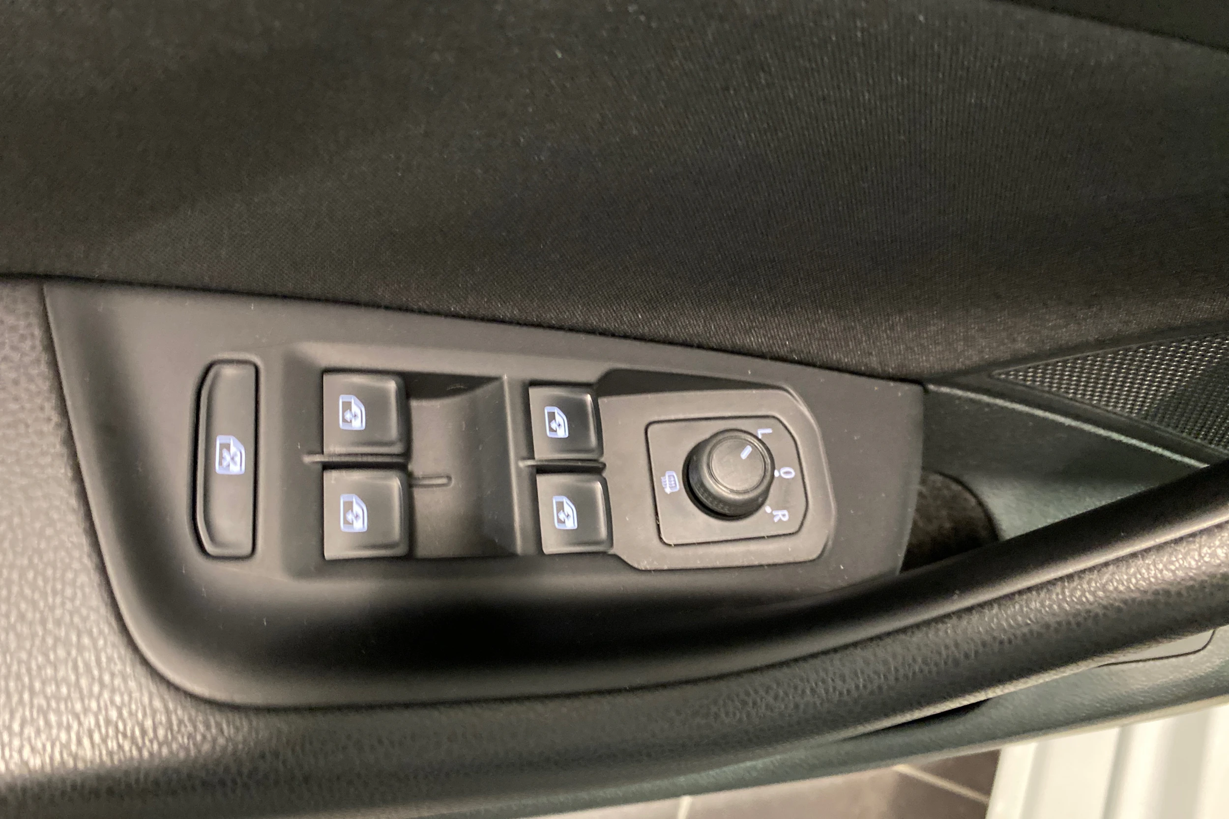 valkoinen Volkswagen Passat 2017 kuva 17.