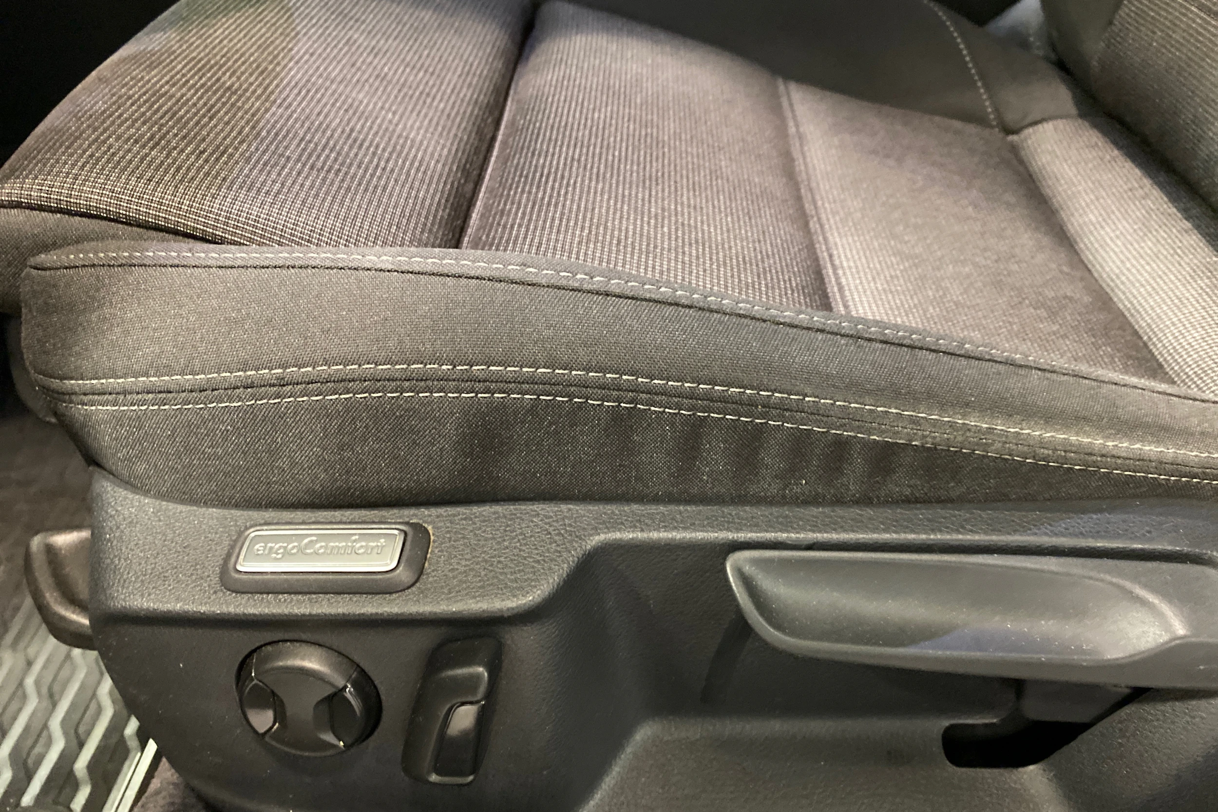 valkoinen Volkswagen Passat 2017 kuva 18.