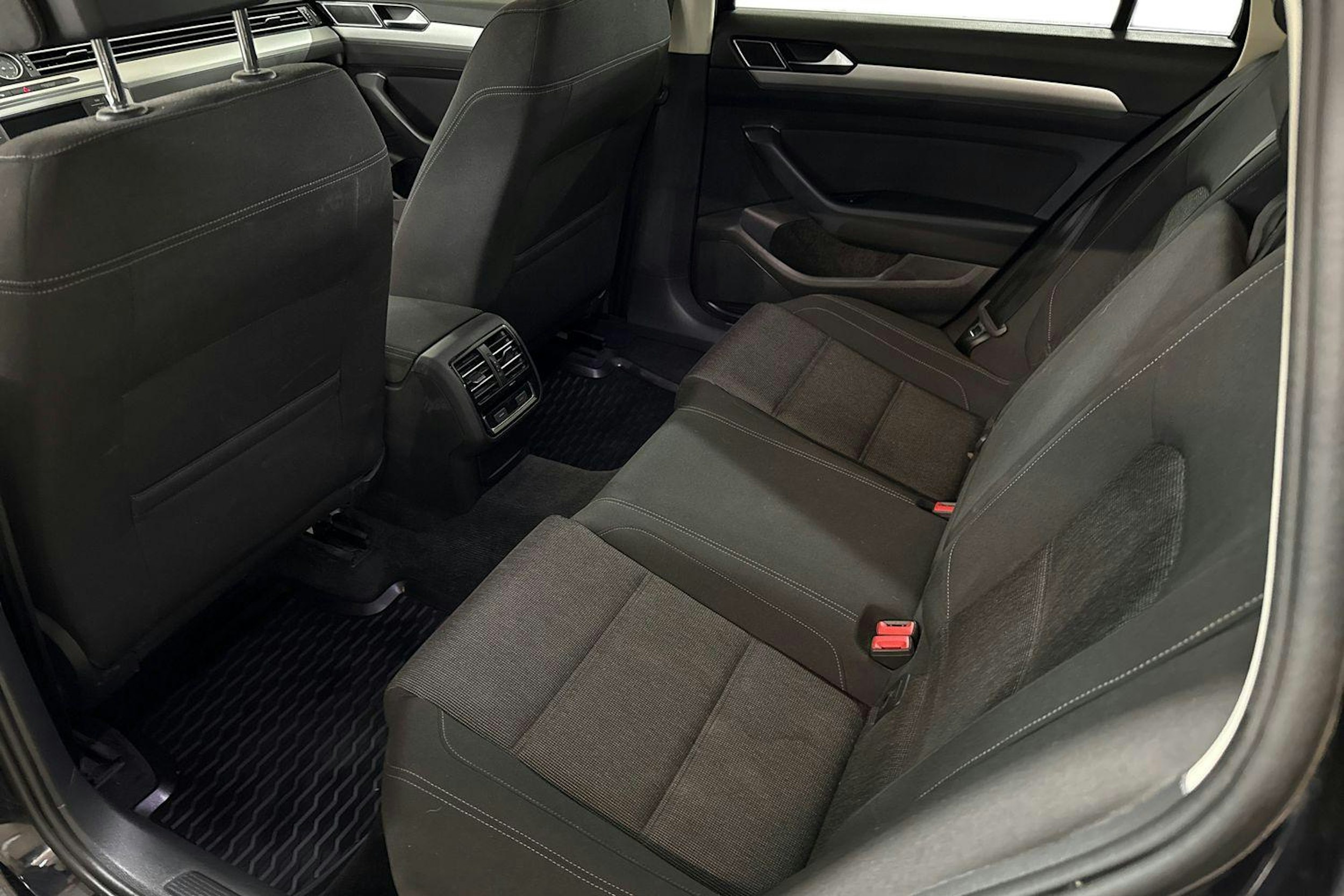 Musta Volkswagen PASSAT 2017 kuva 10.